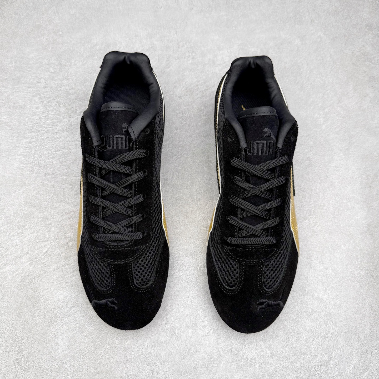 图片[2]-＃TG特价福利 PUMA Speedca OG 彪马极速赛车系列低帮德训风拼接复古百搭休闲运动赛车鞋 鞋款从80、90年代赛车手所穿的防火赛车鞋为原型，鞋身线条模仿了赛车的流线廓形，体现了空气动力学原理的结构。简约流畅的外观，恰好又和贯穿其中的Formstrip Logo融合恰到好处，视觉上细节丰富且协调。本次Speedcat OG鞋款归来，最大看点自然式保留了窄版鞋型以及薄底构造。这两年各品牌鞋底越做越厚，Speedcat反其道而行之，上脚几乎无鞋底的效果带来耳目一新的视觉体验。鞋面依旧是以质感细腻的麂皮材质打造，并且大面积近乎全包裹的使用，复古味道也愈发浓烈。配色上更是将最原始的黑色和红色带回，向F1赛车队的标志性队服致敬。相信让各位一眼种草的更多是出挑的大红色，上脚即可瞬间点亮整体造型，在以球鞋为核心的OOTD中脱颖而出。而另一款黑色则是低调的万金油，彰显新潮个性的同时又不喧宾夺主，也是热爱简约系穿搭朋友的首选。 尺码：35.5 36 37 37.5 38 38.5 39 40 40.5 41 42 42.5 43 44 44.5 45-选品中心