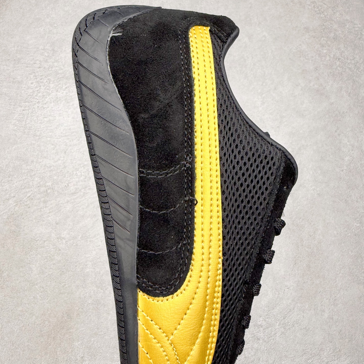 图片[6]-＃TG特价福利 PUMA Speedca OG 彪马极速赛车系列低帮德训风拼接复古百搭休闲运动赛车鞋 鞋款从80、90年代赛车手所穿的防火赛车鞋为原型，鞋身线条模仿了赛车的流线廓形，体现了空气动力学原理的结构。简约流畅的外观，恰好又和贯穿其中的Formstrip Logo融合恰到好处，视觉上细节丰富且协调。本次Speedcat OG鞋款归来，最大看点自然式保留了窄版鞋型以及薄底构造。这两年各品牌鞋底越做越厚，Speedcat反其道而行之，上脚几乎无鞋底的效果带来耳目一新的视觉体验。鞋面依旧是以质感细腻的麂皮材质打造，并且大面积近乎全包裹的使用，复古味道也愈发浓烈。配色上更是将最原始的黑色和红色带回，向F1赛车队的标志性队服致敬。相信让各位一眼种草的更多是出挑的大红色，上脚即可瞬间点亮整体造型，在以球鞋为核心的OOTD中脱颖而出。而另一款黑色则是低调的万金油，彰显新潮个性的同时又不喧宾夺主，也是热爱简约系穿搭朋友的首选。 尺码：35.5 36 37 37.5 38 38.5 39 40 40.5 41 42 42.5 43 44 44.5 45-选品中心