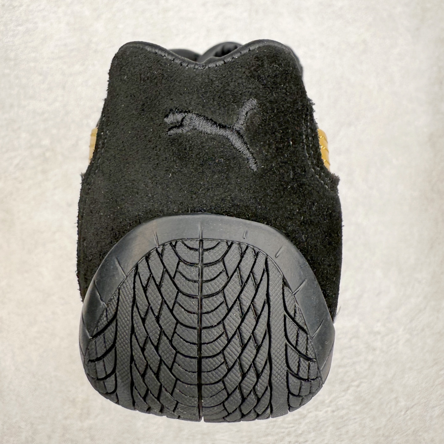 图片[8]-＃TG特价福利 PUMA Speedca OG 彪马极速赛车系列低帮德训风拼接复古百搭休闲运动赛车鞋 鞋款从80、90年代赛车手所穿的防火赛车鞋为原型，鞋身线条模仿了赛车的流线廓形，体现了空气动力学原理的结构。简约流畅的外观，恰好又和贯穿其中的Formstrip Logo融合恰到好处，视觉上细节丰富且协调。本次Speedcat OG鞋款归来，最大看点自然式保留了窄版鞋型以及薄底构造。这两年各品牌鞋底越做越厚，Speedcat反其道而行之，上脚几乎无鞋底的效果带来耳目一新的视觉体验。鞋面依旧是以质感细腻的麂皮材质打造，并且大面积近乎全包裹的使用，复古味道也愈发浓烈。配色上更是将最原始的黑色和红色带回，向F1赛车队的标志性队服致敬。相信让各位一眼种草的更多是出挑的大红色，上脚即可瞬间点亮整体造型，在以球鞋为核心的OOTD中脱颖而出。而另一款黑色则是低调的万金油，彰显新潮个性的同时又不喧宾夺主，也是热爱简约系穿搭朋友的首选。 尺码：35.5 36 37 37.5 38 38.5 39 40 40.5 41 42 42.5 43 44 44.5 45-选品中心