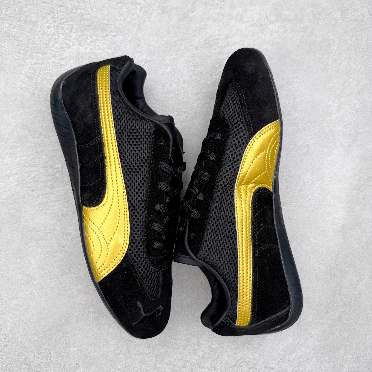 图片[3]-＃TG特价福利 PUMA Speedca OG 彪马极速赛车系列低帮德训风拼接复古百搭休闲运动赛车鞋 鞋款从80、90年代赛车手所穿的防火赛车鞋为原型，鞋身线条模仿了赛车的流线廓形，体现了空气动力学原理的结构。简约流畅的外观，恰好又和贯穿其中的Formstrip Logo融合恰到好处，视觉上细节丰富且协调。本次Speedcat OG鞋款归来，最大看点自然式保留了窄版鞋型以及薄底构造。这两年各品牌鞋底越做越厚，Speedcat反其道而行之，上脚几乎无鞋底的效果带来耳目一新的视觉体验。鞋面依旧是以质感细腻的麂皮材质打造，并且大面积近乎全包裹的使用，复古味道也愈发浓烈。配色上更是将最原始的黑色和红色带回，向F1赛车队的标志性队服致敬。相信让各位一眼种草的更多是出挑的大红色，上脚即可瞬间点亮整体造型，在以球鞋为核心的OOTD中脱颖而出。而另一款黑色则是低调的万金油，彰显新潮个性的同时又不喧宾夺主，也是热爱简约系穿搭朋友的首选。 尺码：35.5 36 37 37.5 38 38.5 39 40 40.5 41 42 42.5 43 44 44.5 45-选品中心