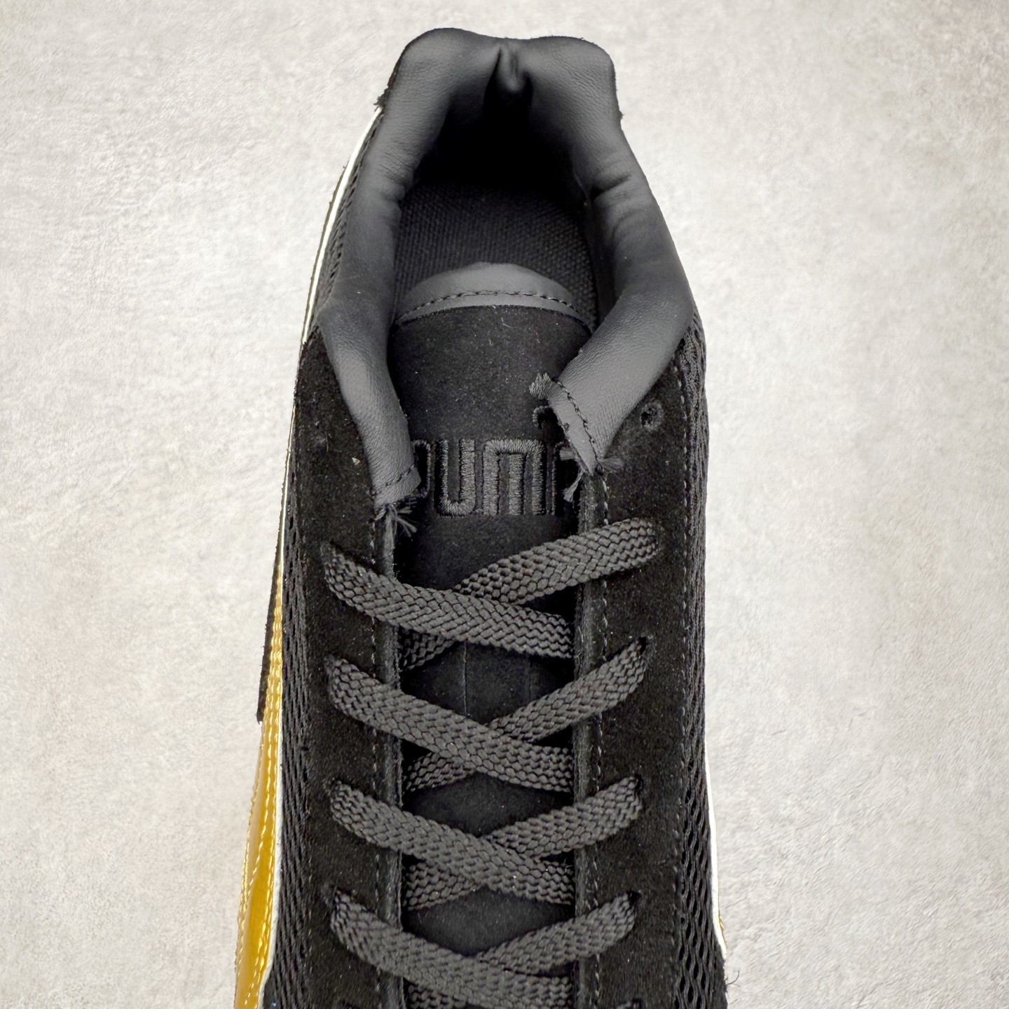 图片[5]-＃TG特价福利 PUMA Speedca OG 彪马极速赛车系列低帮德训风拼接复古百搭休闲运动赛车鞋 鞋款从80、90年代赛车手所穿的防火赛车鞋为原型，鞋身线条模仿了赛车的流线廓形，体现了空气动力学原理的结构。简约流畅的外观，恰好又和贯穿其中的Formstrip Logo融合恰到好处，视觉上细节丰富且协调。本次Speedcat OG鞋款归来，最大看点自然式保留了窄版鞋型以及薄底构造。这两年各品牌鞋底越做越厚，Speedcat反其道而行之，上脚几乎无鞋底的效果带来耳目一新的视觉体验。鞋面依旧是以质感细腻的麂皮材质打造，并且大面积近乎全包裹的使用，复古味道也愈发浓烈。配色上更是将最原始的黑色和红色带回，向F1赛车队的标志性队服致敬。相信让各位一眼种草的更多是出挑的大红色，上脚即可瞬间点亮整体造型，在以球鞋为核心的OOTD中脱颖而出。而另一款黑色则是低调的万金油，彰显新潮个性的同时又不喧宾夺主，也是热爱简约系穿搭朋友的首选。 尺码：35.5 36 37 37.5 38 38.5 39 40 40.5 41 42 42.5 43 44 44.5 45-选品中心