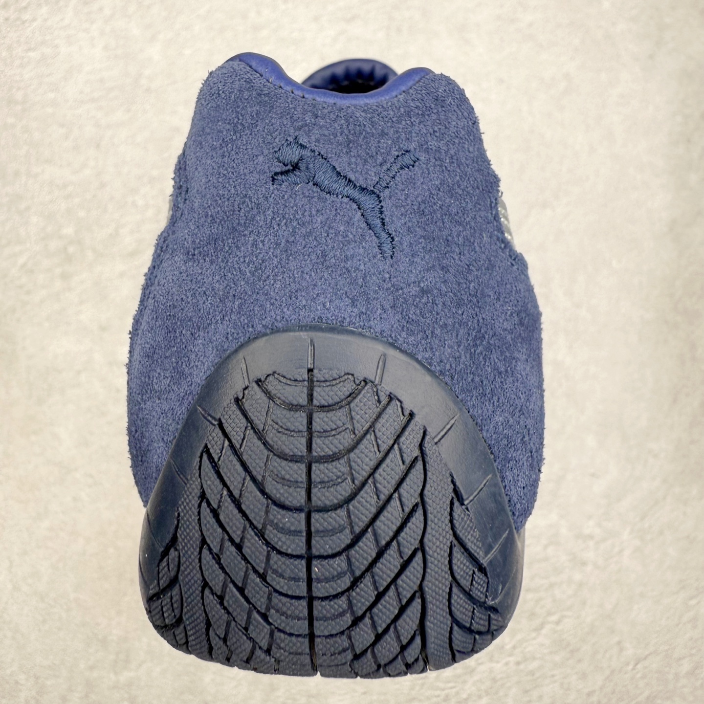 图片[8]-＃TG特价福利 PUMA Speedca OG 彪马极速赛车系列低帮德训风拼接复古百搭休闲运动赛车鞋 鞋款从80、90年代赛车手所穿的防火赛车鞋为原型，鞋身线条模仿了赛车的流线廓形，体现了空气动力学原理的结构。简约流畅的外观，恰好又和贯穿其中的Formstrip Logo融合恰到好处，视觉上细节丰富且协调。本次Speedcat OG鞋款归来，最大看点自然式保留了窄版鞋型以及薄底构造。这两年各品牌鞋底越做越厚，Speedcat反其道而行之，上脚几乎无鞋底的效果带来耳目一新的视觉体验。鞋面依旧是以质感细腻的麂皮材质打造，并且大面积近乎全包裹的使用，复古味道也愈发浓烈。配色上更是将最原始的黑色和红色带回，向F1赛车队的标志性队服致敬。相信让各位一眼种草的更多是出挑的大红色，上脚即可瞬间点亮整体造型，在以球鞋为核心的OOTD中脱颖而出。而另一款黑色则是低调的万金油，彰显新潮个性的同时又不喧宾夺主，也是热爱简约系穿搭朋友的首选。 尺码：35.5 36 37 37.5 38 38.5 39 40 40.5 41 42 42.5 43 44 44.5 45-选品中心