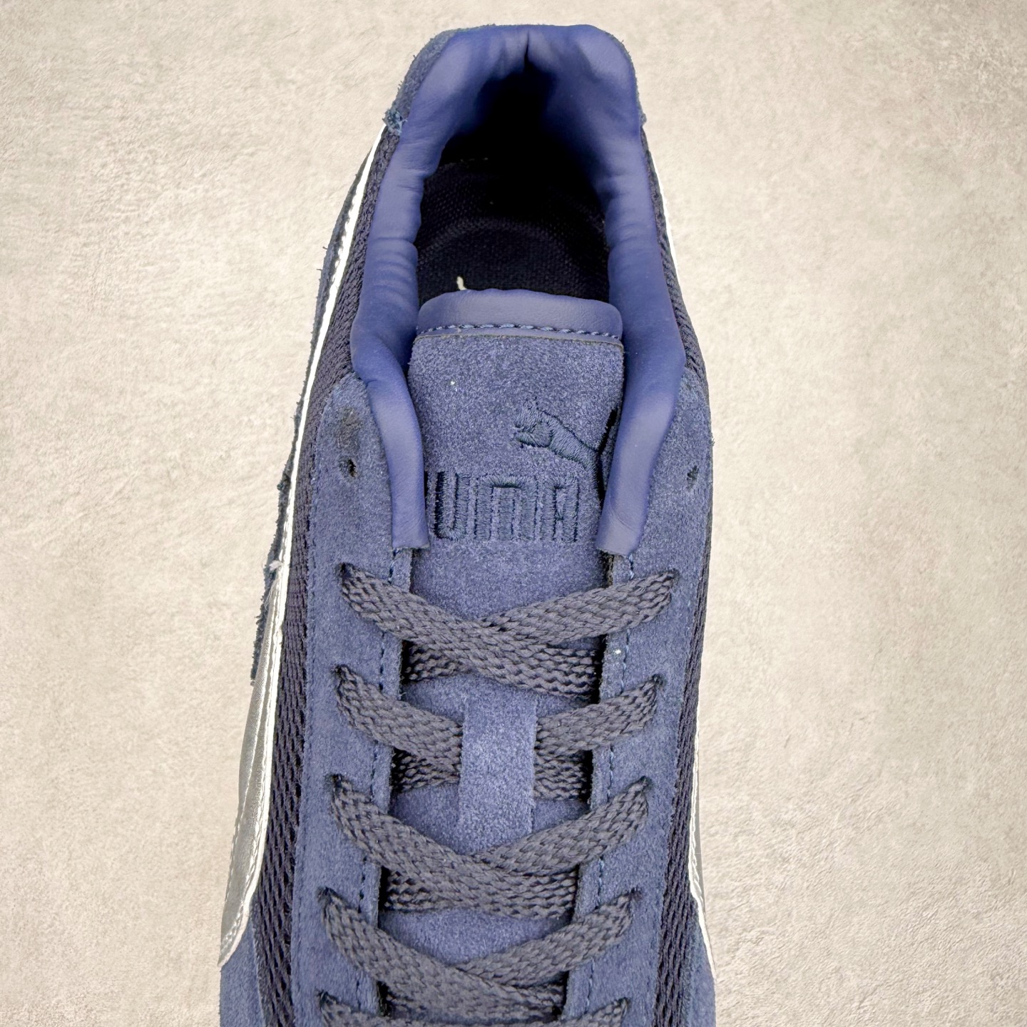 图片[5]-＃TG特价福利 PUMA Speedca OG 彪马极速赛车系列低帮德训风拼接复古百搭休闲运动赛车鞋 鞋款从80、90年代赛车手所穿的防火赛车鞋为原型，鞋身线条模仿了赛车的流线廓形，体现了空气动力学原理的结构。简约流畅的外观，恰好又和贯穿其中的Formstrip Logo融合恰到好处，视觉上细节丰富且协调。本次Speedcat OG鞋款归来，最大看点自然式保留了窄版鞋型以及薄底构造。这两年各品牌鞋底越做越厚，Speedcat反其道而行之，上脚几乎无鞋底的效果带来耳目一新的视觉体验。鞋面依旧是以质感细腻的麂皮材质打造，并且大面积近乎全包裹的使用，复古味道也愈发浓烈。配色上更是将最原始的黑色和红色带回，向F1赛车队的标志性队服致敬。相信让各位一眼种草的更多是出挑的大红色，上脚即可瞬间点亮整体造型，在以球鞋为核心的OOTD中脱颖而出。而另一款黑色则是低调的万金油，彰显新潮个性的同时又不喧宾夺主，也是热爱简约系穿搭朋友的首选。 尺码：35.5 36 37 37.5 38 38.5 39 40 40.5 41 42 42.5 43 44 44.5 45-选品中心