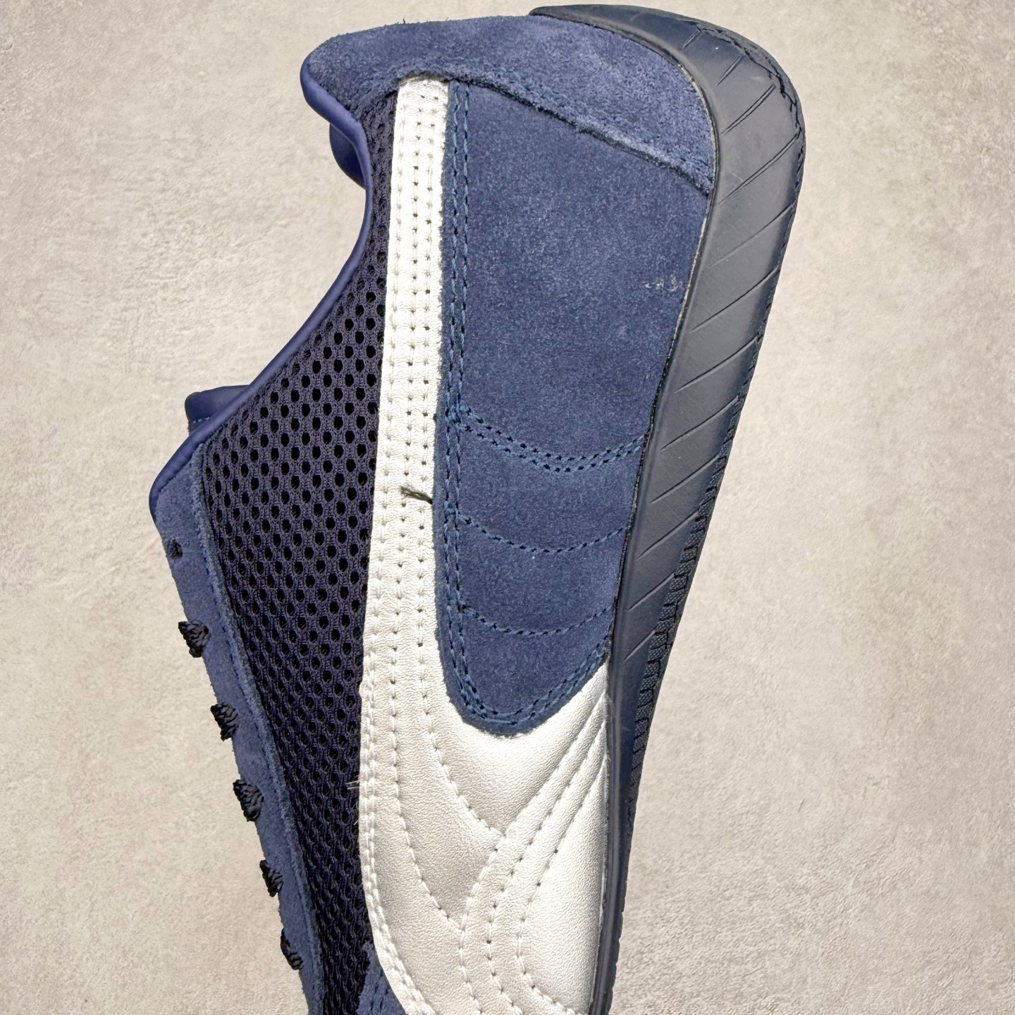 图片[7]-＃TG特价福利 PUMA Speedca OG 彪马极速赛车系列低帮德训风拼接复古百搭休闲运动赛车鞋 鞋款从80、90年代赛车手所穿的防火赛车鞋为原型，鞋身线条模仿了赛车的流线廓形，体现了空气动力学原理的结构。简约流畅的外观，恰好又和贯穿其中的Formstrip Logo融合恰到好处，视觉上细节丰富且协调。本次Speedcat OG鞋款归来，最大看点自然式保留了窄版鞋型以及薄底构造。这两年各品牌鞋底越做越厚，Speedcat反其道而行之，上脚几乎无鞋底的效果带来耳目一新的视觉体验。鞋面依旧是以质感细腻的麂皮材质打造，并且大面积近乎全包裹的使用，复古味道也愈发浓烈。配色上更是将最原始的黑色和红色带回，向F1赛车队的标志性队服致敬。相信让各位一眼种草的更多是出挑的大红色，上脚即可瞬间点亮整体造型，在以球鞋为核心的OOTD中脱颖而出。而另一款黑色则是低调的万金油，彰显新潮个性的同时又不喧宾夺主，也是热爱简约系穿搭朋友的首选。 尺码：35.5 36 37 37.5 38 38.5 39 40 40.5 41 42 42.5 43 44 44.5 45-选品中心