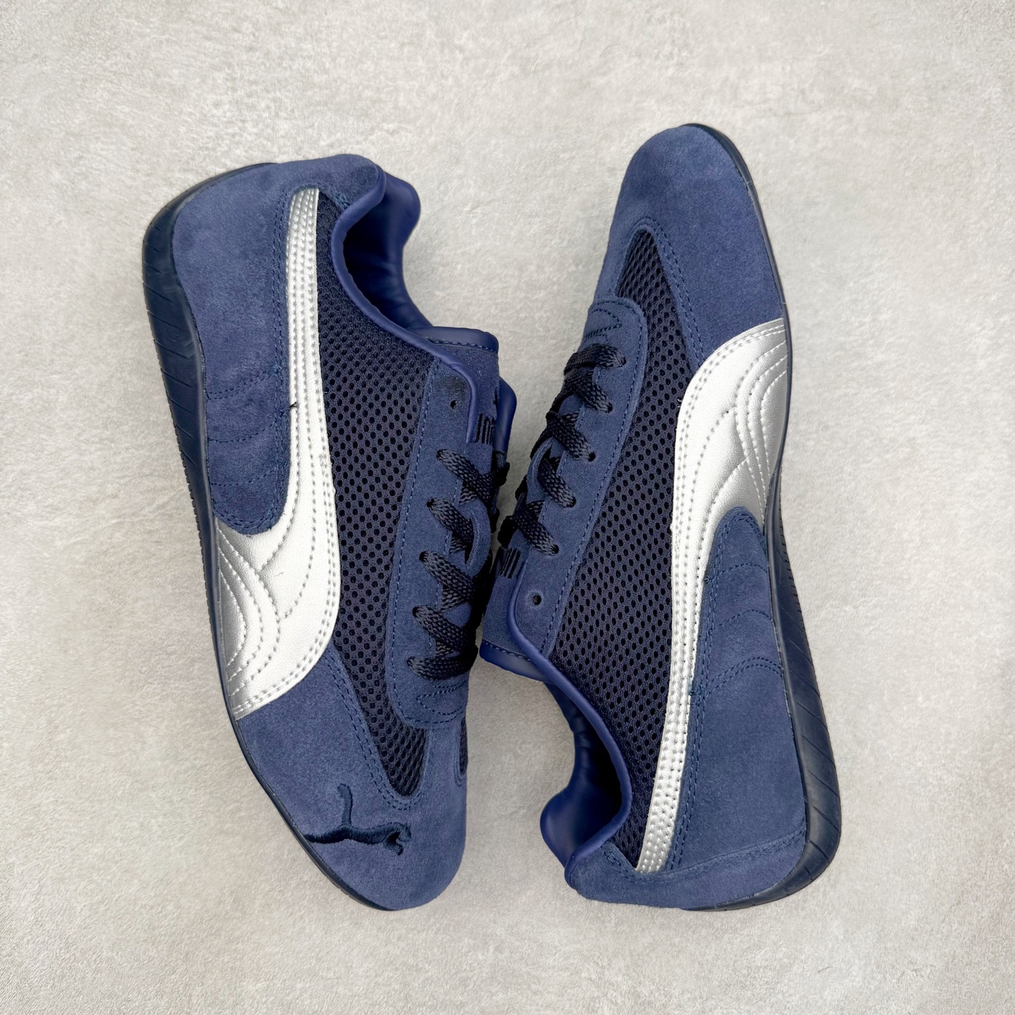 图片[3]-＃TG特价福利 PUMA Speedca OG 彪马极速赛车系列低帮德训风拼接复古百搭休闲运动赛车鞋 鞋款从80、90年代赛车手所穿的防火赛车鞋为原型，鞋身线条模仿了赛车的流线廓形，体现了空气动力学原理的结构。简约流畅的外观，恰好又和贯穿其中的Formstrip Logo融合恰到好处，视觉上细节丰富且协调。本次Speedcat OG鞋款归来，最大看点自然式保留了窄版鞋型以及薄底构造。这两年各品牌鞋底越做越厚，Speedcat反其道而行之，上脚几乎无鞋底的效果带来耳目一新的视觉体验。鞋面依旧是以质感细腻的麂皮材质打造，并且大面积近乎全包裹的使用，复古味道也愈发浓烈。配色上更是将最原始的黑色和红色带回，向F1赛车队的标志性队服致敬。相信让各位一眼种草的更多是出挑的大红色，上脚即可瞬间点亮整体造型，在以球鞋为核心的OOTD中脱颖而出。而另一款黑色则是低调的万金油，彰显新潮个性的同时又不喧宾夺主，也是热爱简约系穿搭朋友的首选。 尺码：35.5 36 37 37.5 38 38.5 39 40 40.5 41 42 42.5 43 44 44.5 45-选品中心