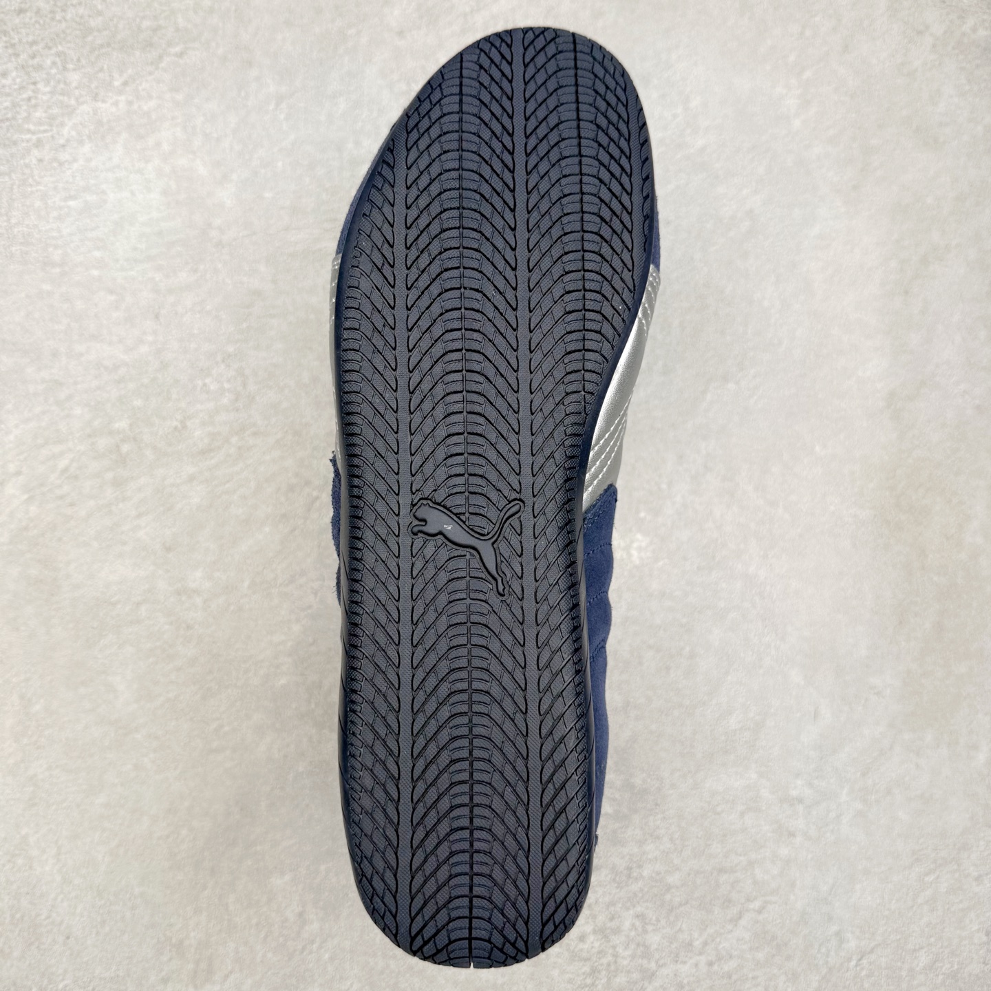 图片[9]-＃TG特价福利 PUMA Speedca OG 彪马极速赛车系列低帮德训风拼接复古百搭休闲运动赛车鞋 鞋款从80、90年代赛车手所穿的防火赛车鞋为原型，鞋身线条模仿了赛车的流线廓形，体现了空气动力学原理的结构。简约流畅的外观，恰好又和贯穿其中的Formstrip Logo融合恰到好处，视觉上细节丰富且协调。本次Speedcat OG鞋款归来，最大看点自然式保留了窄版鞋型以及薄底构造。这两年各品牌鞋底越做越厚，Speedcat反其道而行之，上脚几乎无鞋底的效果带来耳目一新的视觉体验。鞋面依旧是以质感细腻的麂皮材质打造，并且大面积近乎全包裹的使用，复古味道也愈发浓烈。配色上更是将最原始的黑色和红色带回，向F1赛车队的标志性队服致敬。相信让各位一眼种草的更多是出挑的大红色，上脚即可瞬间点亮整体造型，在以球鞋为核心的OOTD中脱颖而出。而另一款黑色则是低调的万金油，彰显新潮个性的同时又不喧宾夺主，也是热爱简约系穿搭朋友的首选。 尺码：35.5 36 37 37.5 38 38.5 39 40 40.5 41 42 42.5 43 44 44.5 45-选品中心