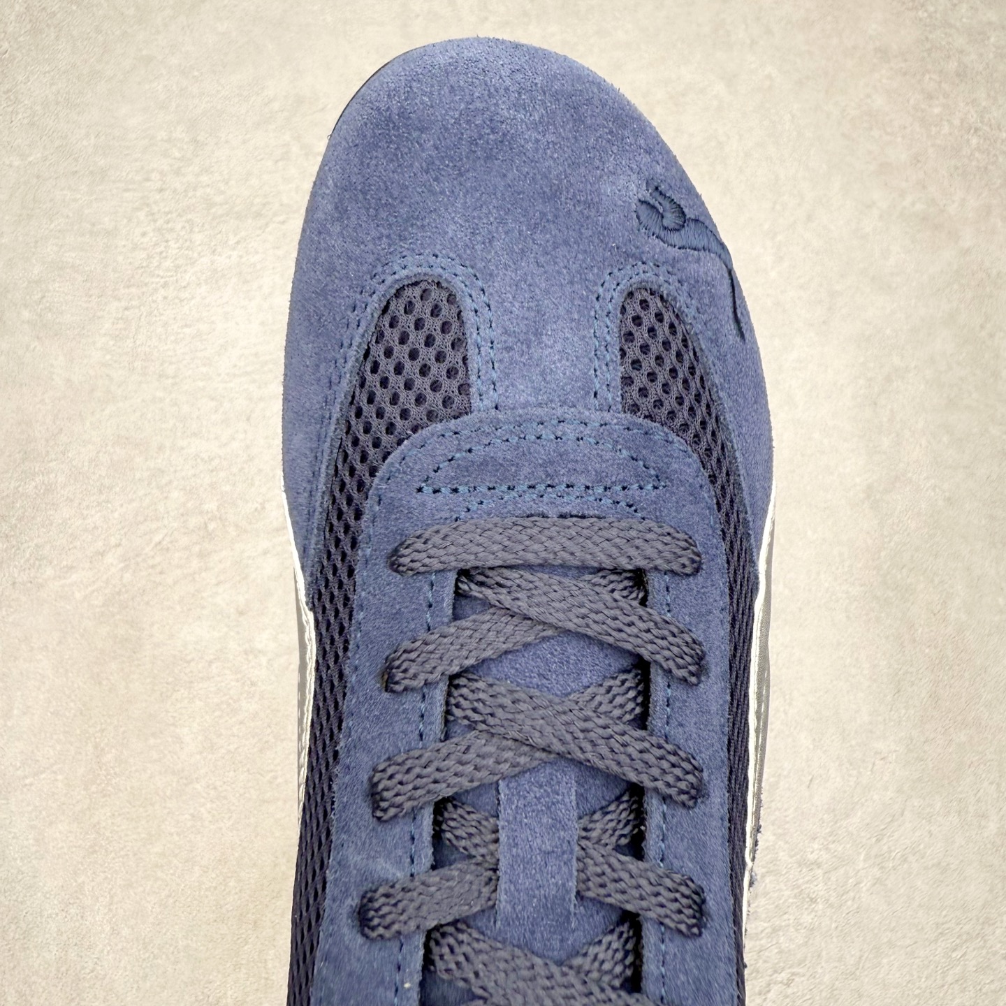 图片[4]-＃TG特价福利 PUMA Speedca OG 彪马极速赛车系列低帮德训风拼接复古百搭休闲运动赛车鞋 鞋款从80、90年代赛车手所穿的防火赛车鞋为原型，鞋身线条模仿了赛车的流线廓形，体现了空气动力学原理的结构。简约流畅的外观，恰好又和贯穿其中的Formstrip Logo融合恰到好处，视觉上细节丰富且协调。本次Speedcat OG鞋款归来，最大看点自然式保留了窄版鞋型以及薄底构造。这两年各品牌鞋底越做越厚，Speedcat反其道而行之，上脚几乎无鞋底的效果带来耳目一新的视觉体验。鞋面依旧是以质感细腻的麂皮材质打造，并且大面积近乎全包裹的使用，复古味道也愈发浓烈。配色上更是将最原始的黑色和红色带回，向F1赛车队的标志性队服致敬。相信让各位一眼种草的更多是出挑的大红色，上脚即可瞬间点亮整体造型，在以球鞋为核心的OOTD中脱颖而出。而另一款黑色则是低调的万金油，彰显新潮个性的同时又不喧宾夺主，也是热爱简约系穿搭朋友的首选。 尺码：35.5 36 37 37.5 38 38.5 39 40 40.5 41 42 42.5 43 44 44.5 45-选品中心