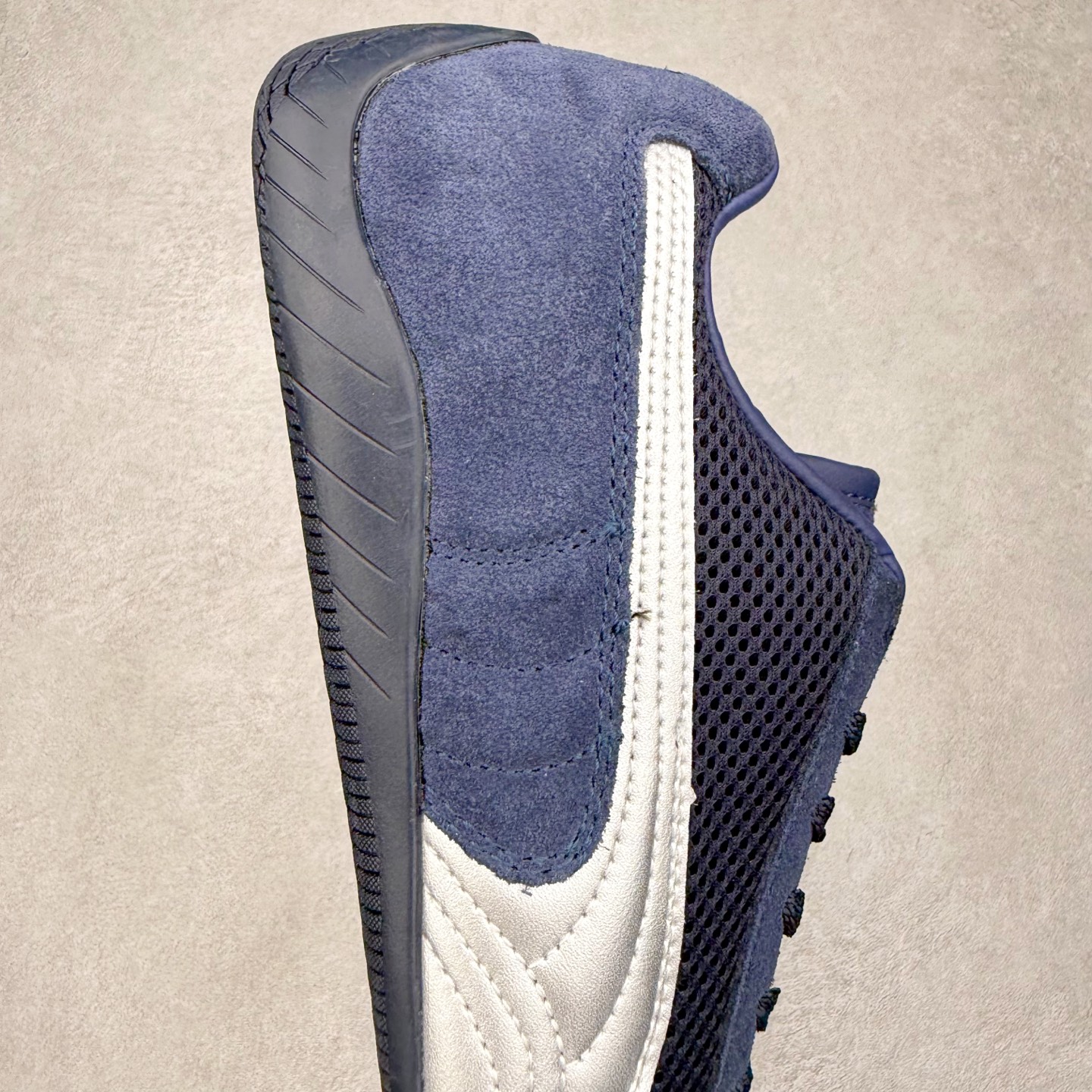 图片[6]-＃TG特价福利 PUMA Speedca OG 彪马极速赛车系列低帮德训风拼接复古百搭休闲运动赛车鞋 鞋款从80、90年代赛车手所穿的防火赛车鞋为原型，鞋身线条模仿了赛车的流线廓形，体现了空气动力学原理的结构。简约流畅的外观，恰好又和贯穿其中的Formstrip Logo融合恰到好处，视觉上细节丰富且协调。本次Speedcat OG鞋款归来，最大看点自然式保留了窄版鞋型以及薄底构造。这两年各品牌鞋底越做越厚，Speedcat反其道而行之，上脚几乎无鞋底的效果带来耳目一新的视觉体验。鞋面依旧是以质感细腻的麂皮材质打造，并且大面积近乎全包裹的使用，复古味道也愈发浓烈。配色上更是将最原始的黑色和红色带回，向F1赛车队的标志性队服致敬。相信让各位一眼种草的更多是出挑的大红色，上脚即可瞬间点亮整体造型，在以球鞋为核心的OOTD中脱颖而出。而另一款黑色则是低调的万金油，彰显新潮个性的同时又不喧宾夺主，也是热爱简约系穿搭朋友的首选。 尺码：35.5 36 37 37.5 38 38.5 39 40 40.5 41 42 42.5 43 44 44.5 45-选品中心