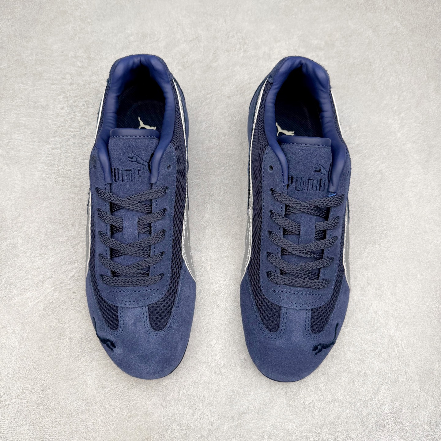 图片[2]-＃TG特价福利 PUMA Speedca OG 彪马极速赛车系列低帮德训风拼接复古百搭休闲运动赛车鞋 鞋款从80、90年代赛车手所穿的防火赛车鞋为原型，鞋身线条模仿了赛车的流线廓形，体现了空气动力学原理的结构。简约流畅的外观，恰好又和贯穿其中的Formstrip Logo融合恰到好处，视觉上细节丰富且协调。本次Speedcat OG鞋款归来，最大看点自然式保留了窄版鞋型以及薄底构造。这两年各品牌鞋底越做越厚，Speedcat反其道而行之，上脚几乎无鞋底的效果带来耳目一新的视觉体验。鞋面依旧是以质感细腻的麂皮材质打造，并且大面积近乎全包裹的使用，复古味道也愈发浓烈。配色上更是将最原始的黑色和红色带回，向F1赛车队的标志性队服致敬。相信让各位一眼种草的更多是出挑的大红色，上脚即可瞬间点亮整体造型，在以球鞋为核心的OOTD中脱颖而出。而另一款黑色则是低调的万金油，彰显新潮个性的同时又不喧宾夺主，也是热爱简约系穿搭朋友的首选。 尺码：35.5 36 37 37.5 38 38.5 39 40 40.5 41 42 42.5 43 44 44.5 45-选品中心