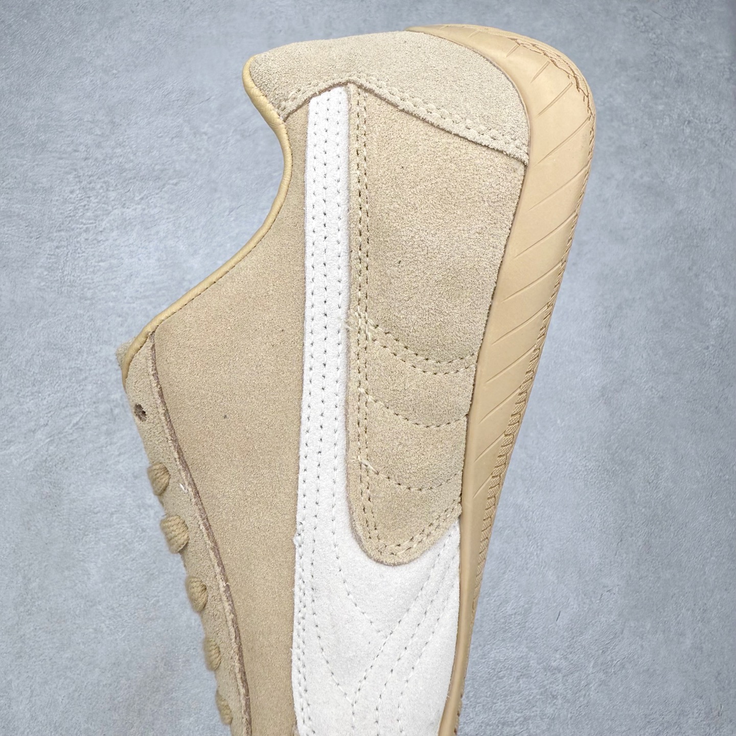 图片[7]-＃TG特价福利 PUMA Speedca OG 彪马极速赛车系列低帮德训风拼接复古百搭休闲运动赛车鞋 鞋款从80、90年代赛车手所穿的防火赛车鞋为原型，鞋身线条模仿了赛车的流线廓形，体现了空气动力学原理的结构。简约流畅的外观，恰好又和贯穿其中的Formstrip Logo融合恰到好处，视觉上细节丰富且协调。本次Speedcat OG鞋款归来，最大看点自然式保留了窄版鞋型以及薄底构造。这两年各品牌鞋底越做越厚，Speedcat反其道而行之，上脚几乎无鞋底的效果带来耳目一新的视觉体验。鞋面依旧是以质感细腻的麂皮材质打造，并且大面积近乎全包裹的使用，复古味道也愈发浓烈。配色上更是将最原始的黑色和红色带回，向F1赛车队的标志性队服致敬。相信让各位一眼种草的更多是出挑的大红色，上脚即可瞬间点亮整体造型，在以球鞋为核心的OOTD中脱颖而出。而另一款黑色则是低调的万金油，彰显新潮个性的同时又不喧宾夺主，也是热爱简约系穿搭朋友的首选。 尺码：35.5 36 37 37.5 38 38.5 39 40 40.5 41 42 42.5 43 44 44.5 45-选品中心