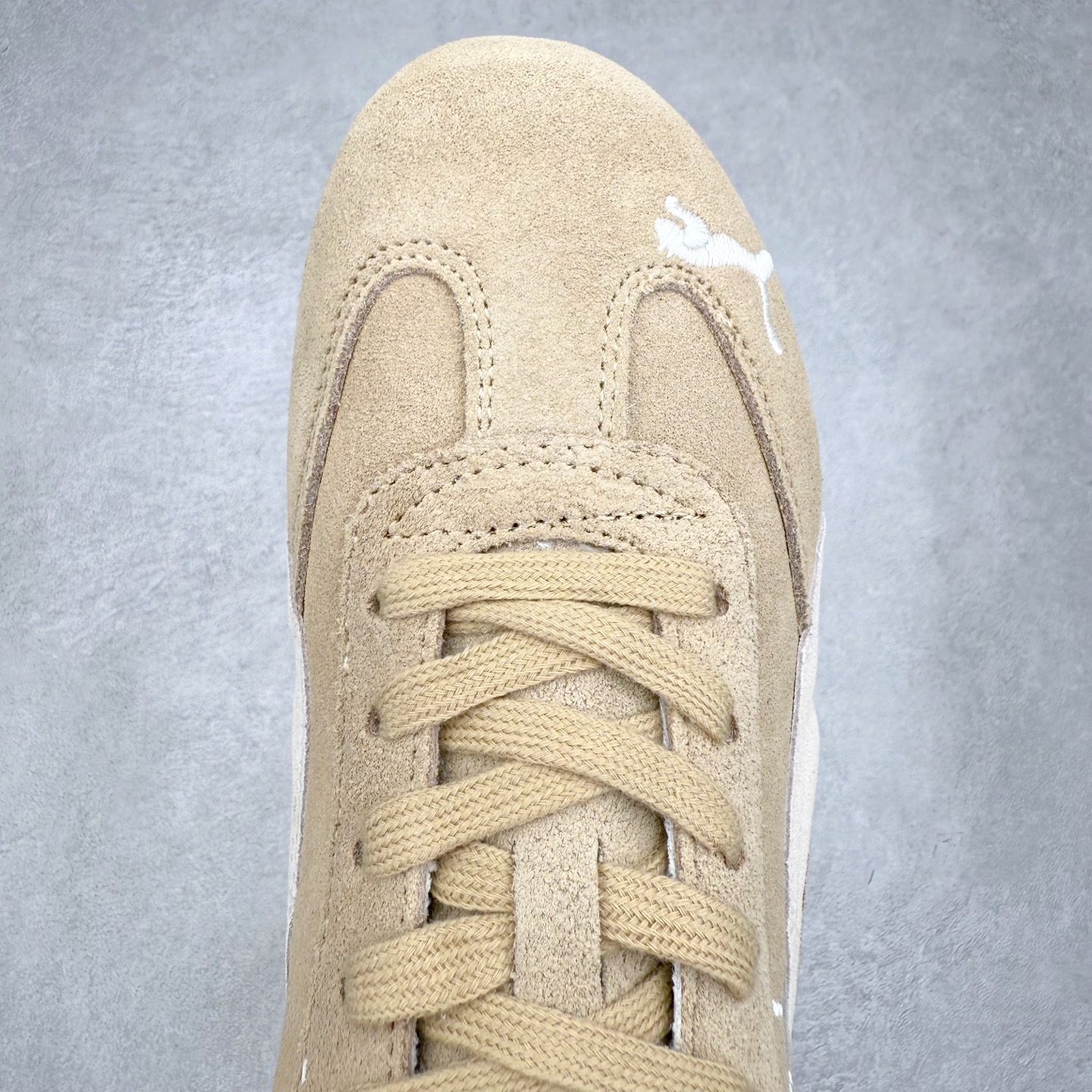 图片[4]-＃TG特价福利 PUMA Speedca OG 彪马极速赛车系列低帮德训风拼接复古百搭休闲运动赛车鞋 鞋款从80、90年代赛车手所穿的防火赛车鞋为原型，鞋身线条模仿了赛车的流线廓形，体现了空气动力学原理的结构。简约流畅的外观，恰好又和贯穿其中的Formstrip Logo融合恰到好处，视觉上细节丰富且协调。本次Speedcat OG鞋款归来，最大看点自然式保留了窄版鞋型以及薄底构造。这两年各品牌鞋底越做越厚，Speedcat反其道而行之，上脚几乎无鞋底的效果带来耳目一新的视觉体验。鞋面依旧是以质感细腻的麂皮材质打造，并且大面积近乎全包裹的使用，复古味道也愈发浓烈。配色上更是将最原始的黑色和红色带回，向F1赛车队的标志性队服致敬。相信让各位一眼种草的更多是出挑的大红色，上脚即可瞬间点亮整体造型，在以球鞋为核心的OOTD中脱颖而出。而另一款黑色则是低调的万金油，彰显新潮个性的同时又不喧宾夺主，也是热爱简约系穿搭朋友的首选。 尺码：35.5 36 37 37.5 38 38.5 39 40 40.5 41 42 42.5 43 44 44.5 45-选品中心