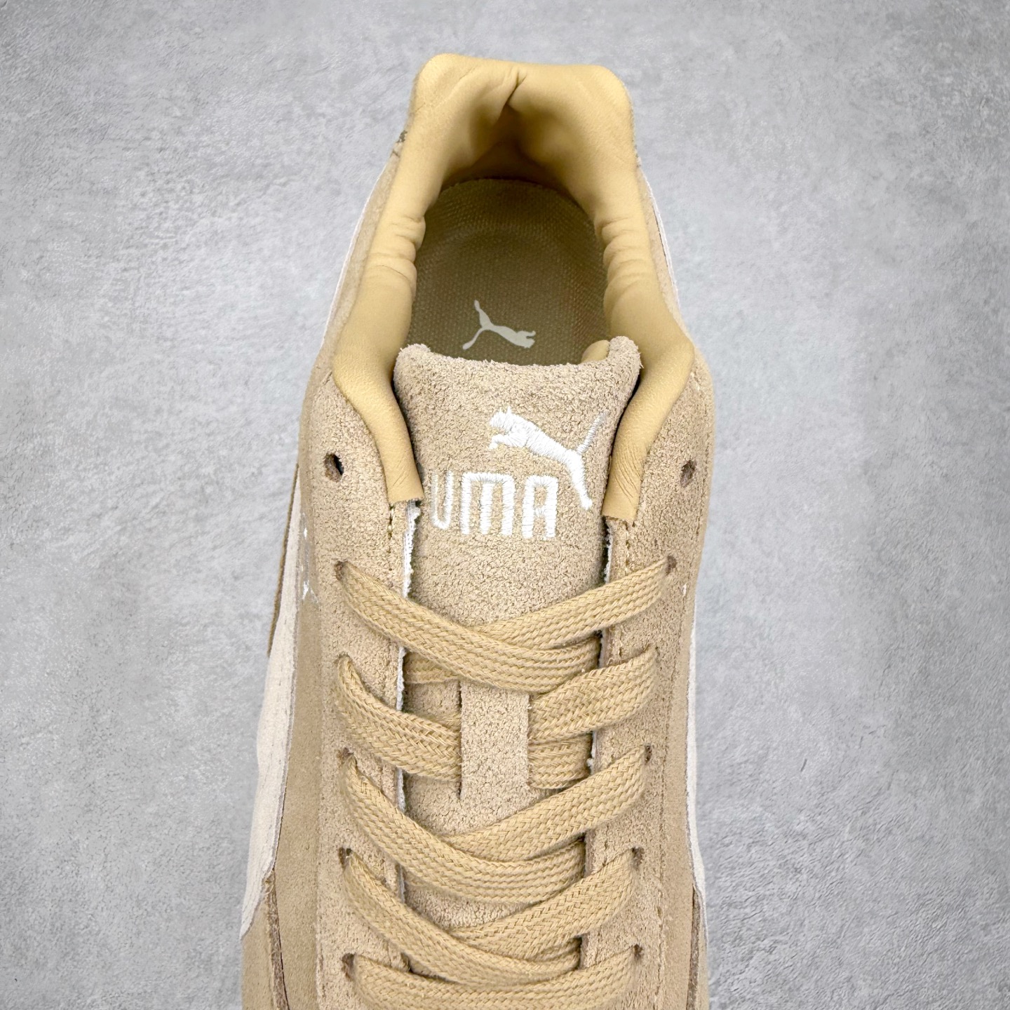 图片[5]-＃TG特价福利 PUMA Speedca OG 彪马极速赛车系列低帮德训风拼接复古百搭休闲运动赛车鞋 鞋款从80、90年代赛车手所穿的防火赛车鞋为原型，鞋身线条模仿了赛车的流线廓形，体现了空气动力学原理的结构。简约流畅的外观，恰好又和贯穿其中的Formstrip Logo融合恰到好处，视觉上细节丰富且协调。本次Speedcat OG鞋款归来，最大看点自然式保留了窄版鞋型以及薄底构造。这两年各品牌鞋底越做越厚，Speedcat反其道而行之，上脚几乎无鞋底的效果带来耳目一新的视觉体验。鞋面依旧是以质感细腻的麂皮材质打造，并且大面积近乎全包裹的使用，复古味道也愈发浓烈。配色上更是将最原始的黑色和红色带回，向F1赛车队的标志性队服致敬。相信让各位一眼种草的更多是出挑的大红色，上脚即可瞬间点亮整体造型，在以球鞋为核心的OOTD中脱颖而出。而另一款黑色则是低调的万金油，彰显新潮个性的同时又不喧宾夺主，也是热爱简约系穿搭朋友的首选。 尺码：35.5 36 37 37.5 38 38.5 39 40 40.5 41 42 42.5 43 44 44.5 45-选品中心