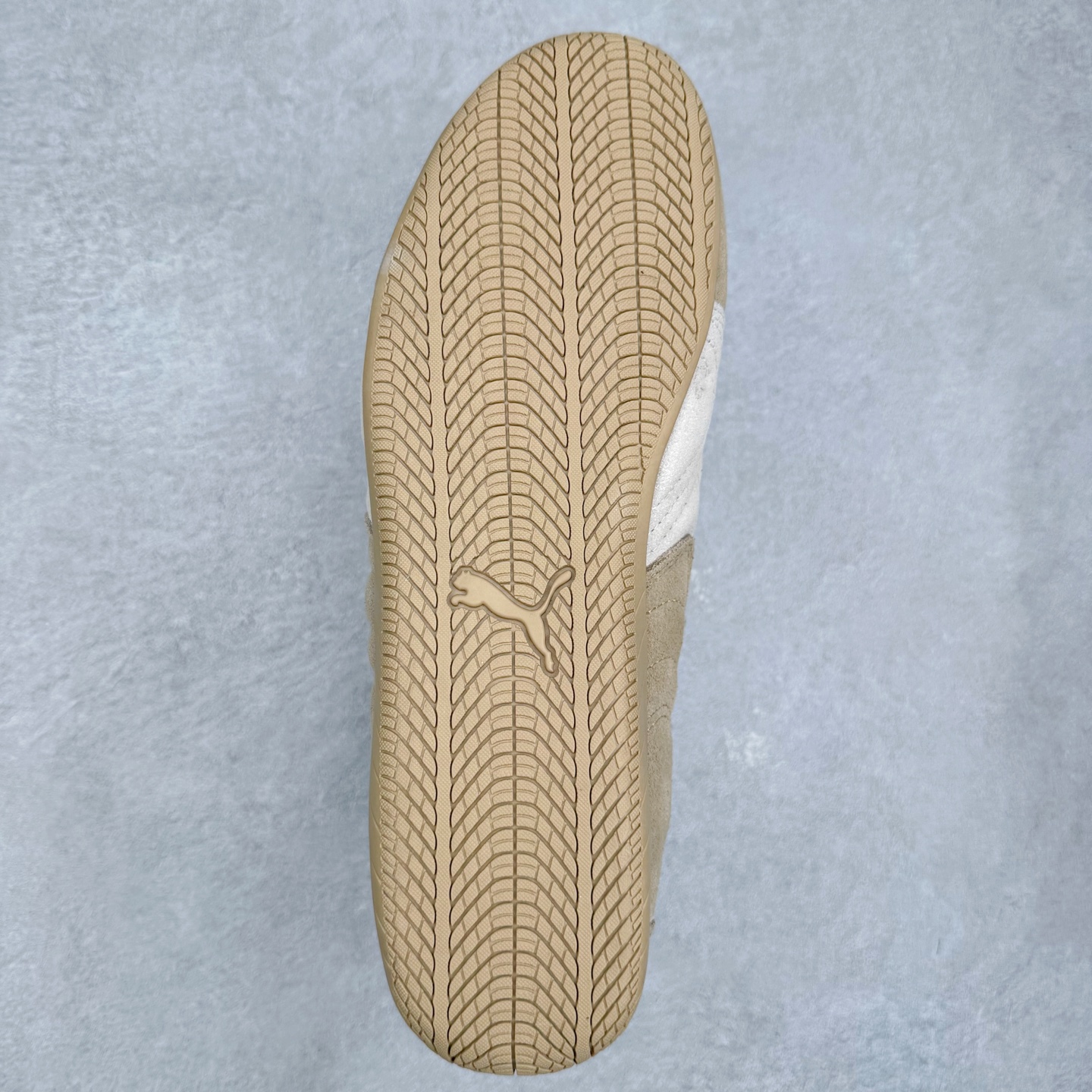 图片[9]-＃TG特价福利 PUMA Speedca OG 彪马极速赛车系列低帮德训风拼接复古百搭休闲运动赛车鞋 鞋款从80、90年代赛车手所穿的防火赛车鞋为原型，鞋身线条模仿了赛车的流线廓形，体现了空气动力学原理的结构。简约流畅的外观，恰好又和贯穿其中的Formstrip Logo融合恰到好处，视觉上细节丰富且协调。本次Speedcat OG鞋款归来，最大看点自然式保留了窄版鞋型以及薄底构造。这两年各品牌鞋底越做越厚，Speedcat反其道而行之，上脚几乎无鞋底的效果带来耳目一新的视觉体验。鞋面依旧是以质感细腻的麂皮材质打造，并且大面积近乎全包裹的使用，复古味道也愈发浓烈。配色上更是将最原始的黑色和红色带回，向F1赛车队的标志性队服致敬。相信让各位一眼种草的更多是出挑的大红色，上脚即可瞬间点亮整体造型，在以球鞋为核心的OOTD中脱颖而出。而另一款黑色则是低调的万金油，彰显新潮个性的同时又不喧宾夺主，也是热爱简约系穿搭朋友的首选。 尺码：35.5 36 37 37.5 38 38.5 39 40 40.5 41 42 42.5 43 44 44.5 45-选品中心