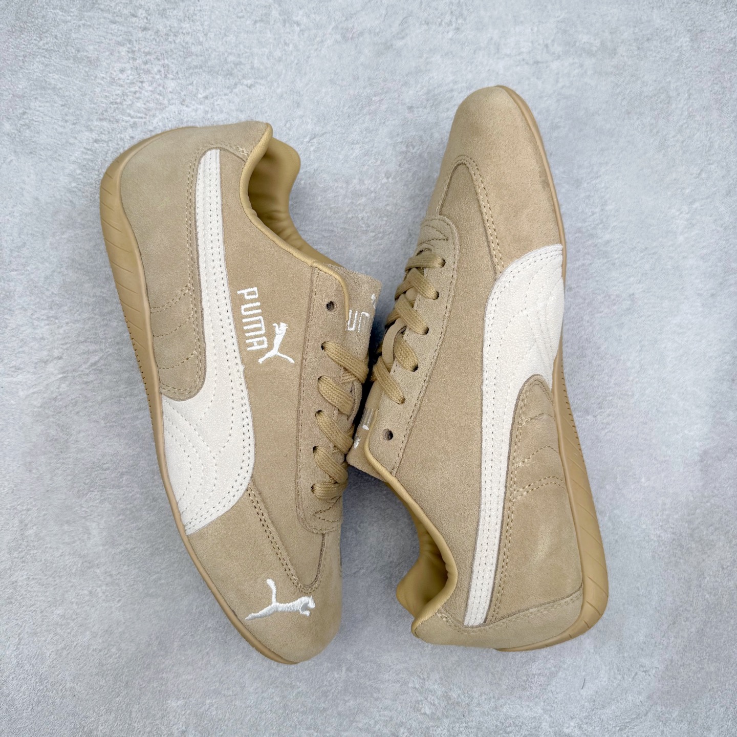 图片[3]-＃TG特价福利 PUMA Speedca OG 彪马极速赛车系列低帮德训风拼接复古百搭休闲运动赛车鞋 鞋款从80、90年代赛车手所穿的防火赛车鞋为原型，鞋身线条模仿了赛车的流线廓形，体现了空气动力学原理的结构。简约流畅的外观，恰好又和贯穿其中的Formstrip Logo融合恰到好处，视觉上细节丰富且协调。本次Speedcat OG鞋款归来，最大看点自然式保留了窄版鞋型以及薄底构造。这两年各品牌鞋底越做越厚，Speedcat反其道而行之，上脚几乎无鞋底的效果带来耳目一新的视觉体验。鞋面依旧是以质感细腻的麂皮材质打造，并且大面积近乎全包裹的使用，复古味道也愈发浓烈。配色上更是将最原始的黑色和红色带回，向F1赛车队的标志性队服致敬。相信让各位一眼种草的更多是出挑的大红色，上脚即可瞬间点亮整体造型，在以球鞋为核心的OOTD中脱颖而出。而另一款黑色则是低调的万金油，彰显新潮个性的同时又不喧宾夺主，也是热爱简约系穿搭朋友的首选。 尺码：35.5 36 37 37.5 38 38.5 39 40 40.5 41 42 42.5 43 44 44.5 45-选品中心