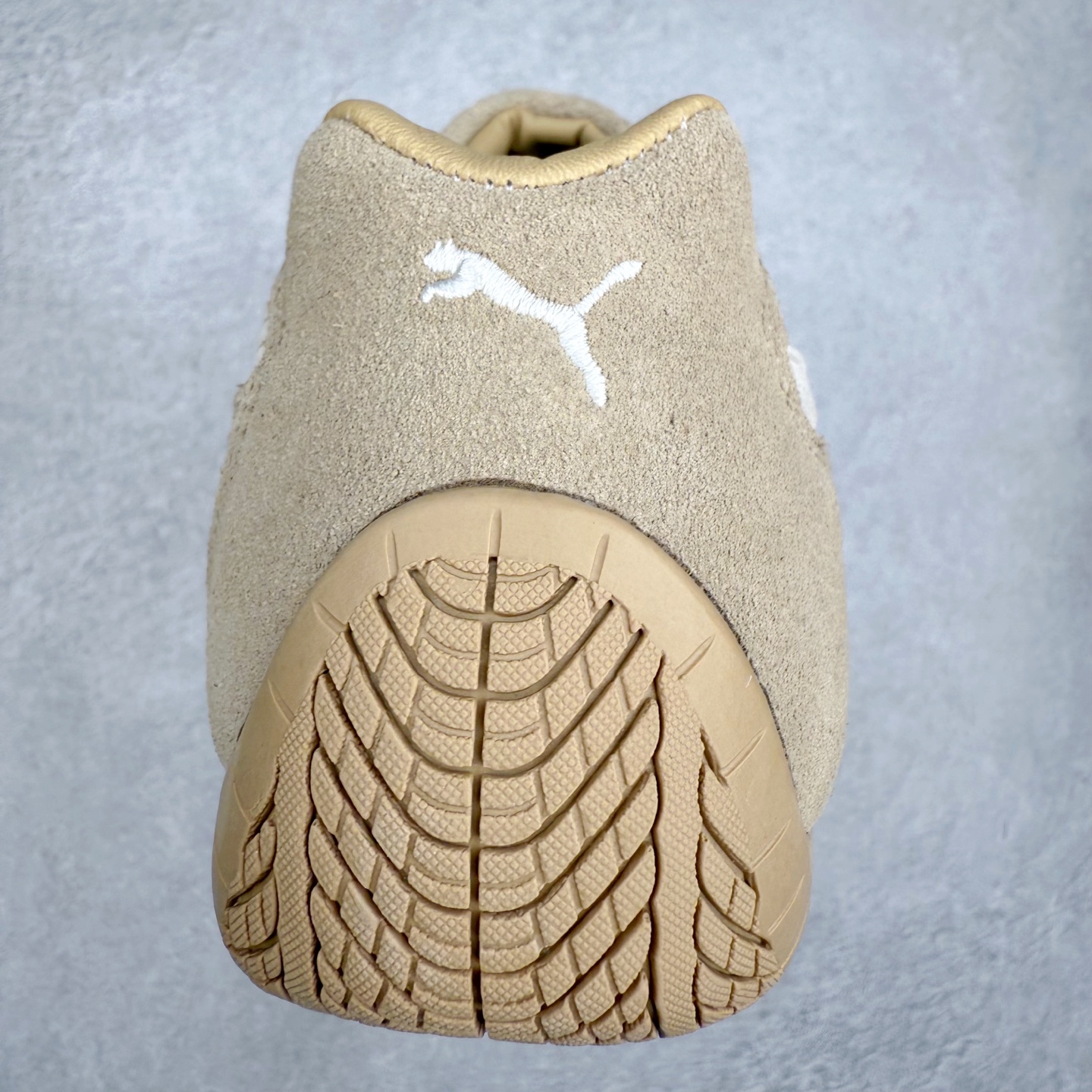 图片[8]-＃TG特价福利 PUMA Speedca OG 彪马极速赛车系列低帮德训风拼接复古百搭休闲运动赛车鞋 鞋款从80、90年代赛车手所穿的防火赛车鞋为原型，鞋身线条模仿了赛车的流线廓形，体现了空气动力学原理的结构。简约流畅的外观，恰好又和贯穿其中的Formstrip Logo融合恰到好处，视觉上细节丰富且协调。本次Speedcat OG鞋款归来，最大看点自然式保留了窄版鞋型以及薄底构造。这两年各品牌鞋底越做越厚，Speedcat反其道而行之，上脚几乎无鞋底的效果带来耳目一新的视觉体验。鞋面依旧是以质感细腻的麂皮材质打造，并且大面积近乎全包裹的使用，复古味道也愈发浓烈。配色上更是将最原始的黑色和红色带回，向F1赛车队的标志性队服致敬。相信让各位一眼种草的更多是出挑的大红色，上脚即可瞬间点亮整体造型，在以球鞋为核心的OOTD中脱颖而出。而另一款黑色则是低调的万金油，彰显新潮个性的同时又不喧宾夺主，也是热爱简约系穿搭朋友的首选。 尺码：35.5 36 37 37.5 38 38.5 39 40 40.5 41 42 42.5 43 44 44.5 45-选品中心