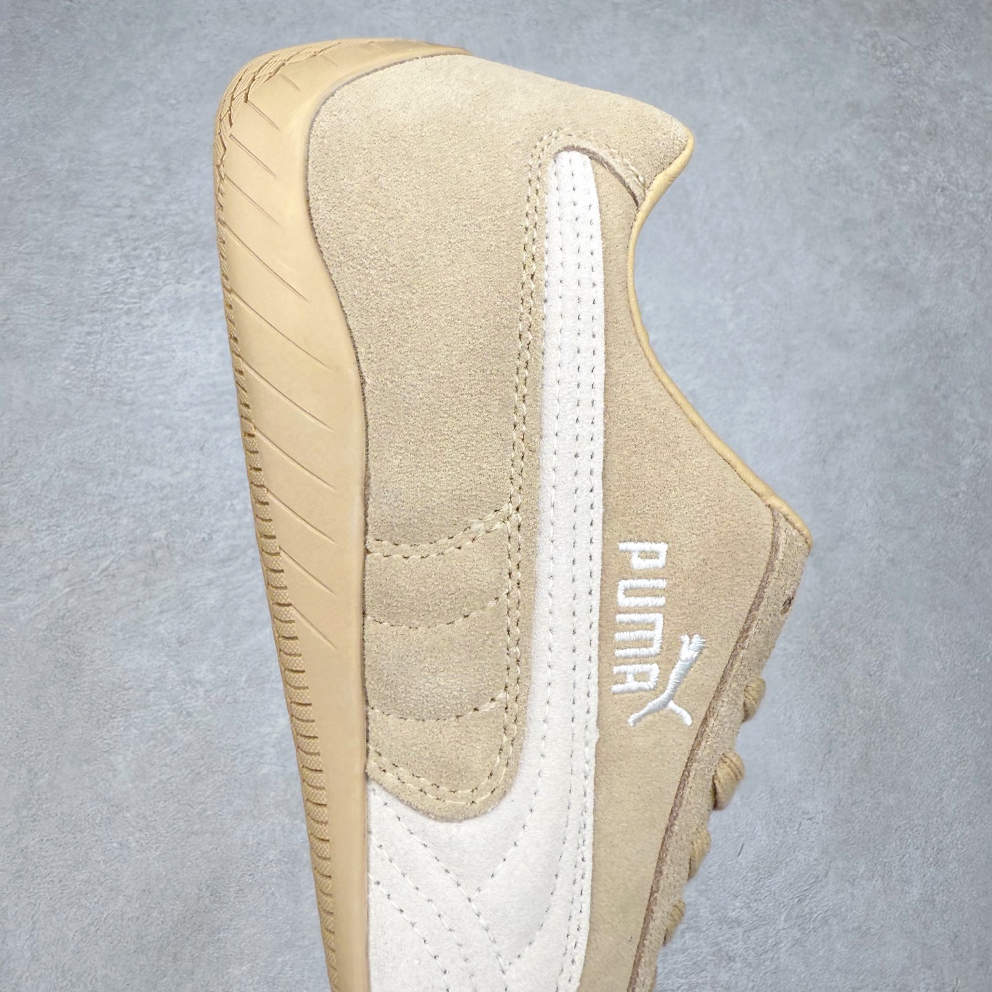 图片[6]-＃TG特价福利 PUMA Speedca OG 彪马极速赛车系列低帮德训风拼接复古百搭休闲运动赛车鞋 鞋款从80、90年代赛车手所穿的防火赛车鞋为原型，鞋身线条模仿了赛车的流线廓形，体现了空气动力学原理的结构。简约流畅的外观，恰好又和贯穿其中的Formstrip Logo融合恰到好处，视觉上细节丰富且协调。本次Speedcat OG鞋款归来，最大看点自然式保留了窄版鞋型以及薄底构造。这两年各品牌鞋底越做越厚，Speedcat反其道而行之，上脚几乎无鞋底的效果带来耳目一新的视觉体验。鞋面依旧是以质感细腻的麂皮材质打造，并且大面积近乎全包裹的使用，复古味道也愈发浓烈。配色上更是将最原始的黑色和红色带回，向F1赛车队的标志性队服致敬。相信让各位一眼种草的更多是出挑的大红色，上脚即可瞬间点亮整体造型，在以球鞋为核心的OOTD中脱颖而出。而另一款黑色则是低调的万金油，彰显新潮个性的同时又不喧宾夺主，也是热爱简约系穿搭朋友的首选。 尺码：35.5 36 37 37.5 38 38.5 39 40 40.5 41 42 42.5 43 44 44.5 45-选品中心