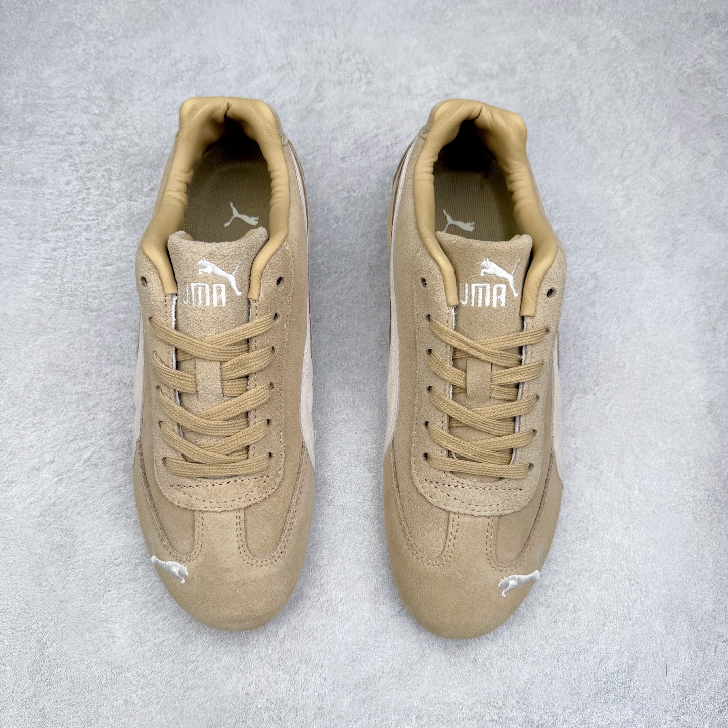 图片[2]-＃TG特价福利 PUMA Speedca OG 彪马极速赛车系列低帮德训风拼接复古百搭休闲运动赛车鞋 鞋款从80、90年代赛车手所穿的防火赛车鞋为原型，鞋身线条模仿了赛车的流线廓形，体现了空气动力学原理的结构。简约流畅的外观，恰好又和贯穿其中的Formstrip Logo融合恰到好处，视觉上细节丰富且协调。本次Speedcat OG鞋款归来，最大看点自然式保留了窄版鞋型以及薄底构造。这两年各品牌鞋底越做越厚，Speedcat反其道而行之，上脚几乎无鞋底的效果带来耳目一新的视觉体验。鞋面依旧是以质感细腻的麂皮材质打造，并且大面积近乎全包裹的使用，复古味道也愈发浓烈。配色上更是将最原始的黑色和红色带回，向F1赛车队的标志性队服致敬。相信让各位一眼种草的更多是出挑的大红色，上脚即可瞬间点亮整体造型，在以球鞋为核心的OOTD中脱颖而出。而另一款黑色则是低调的万金油，彰显新潮个性的同时又不喧宾夺主，也是热爱简约系穿搭朋友的首选。 尺码：35.5 36 37 37.5 38 38.5 39 40 40.5 41 42 42.5 43 44 44.5 45-选品中心