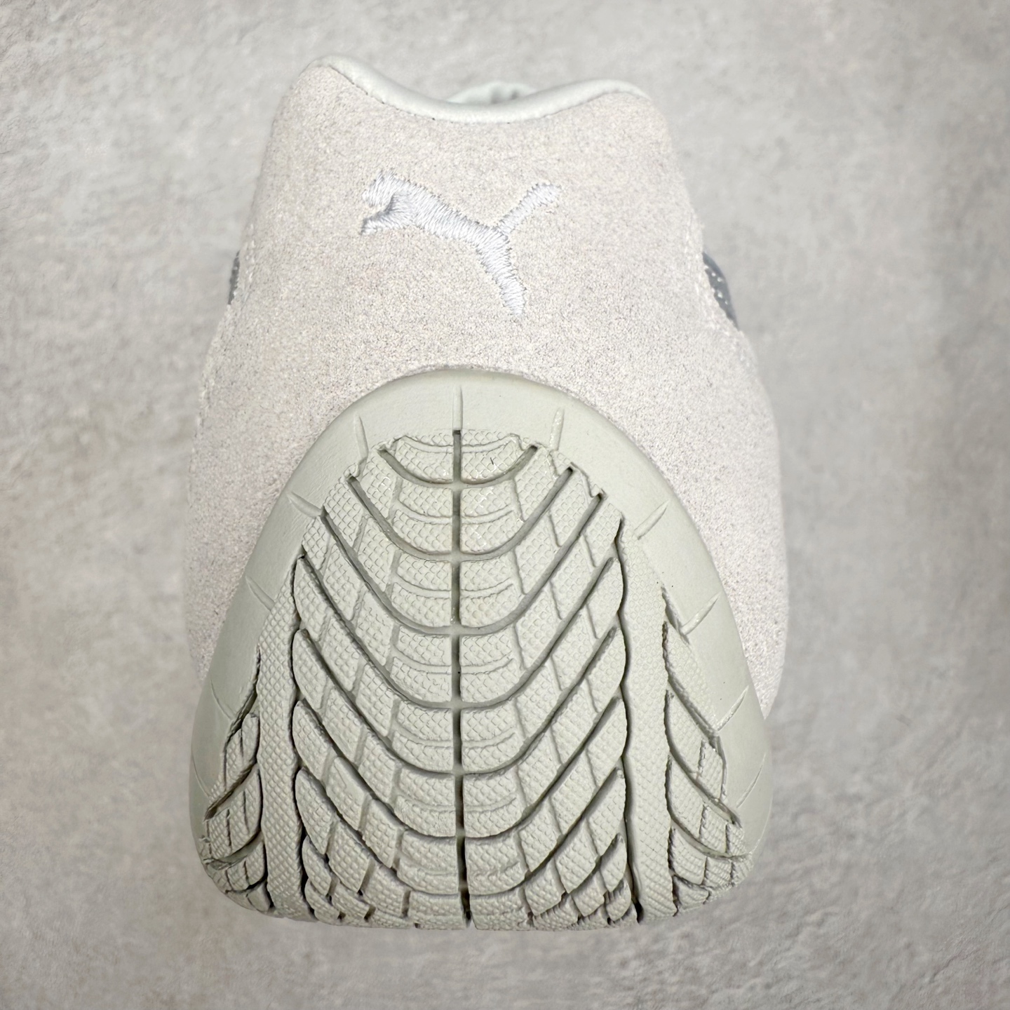 图片[8]-＃TG特价福利 PUMA Speedca OG 彪马极速赛车系列低帮德训风拼接复古百搭休闲运动赛车鞋 鞋款从80、90年代赛车手所穿的防火赛车鞋为原型，鞋身线条模仿了赛车的流线廓形，体现了空气动力学原理的结构。简约流畅的外观，恰好又和贯穿其中的Formstrip Logo融合恰到好处，视觉上细节丰富且协调。本次Speedcat OG鞋款归来，最大看点自然式保留了窄版鞋型以及薄底构造。这两年各品牌鞋底越做越厚，Speedcat反其道而行之，上脚几乎无鞋底的效果带来耳目一新的视觉体验。鞋面依旧是以质感细腻的麂皮材质打造，并且大面积近乎全包裹的使用，复古味道也愈发浓烈。配色上更是将最原始的黑色和红色带回，向F1赛车队的标志性队服致敬。相信让各位一眼种草的更多是出挑的大红色，上脚即可瞬间点亮整体造型，在以球鞋为核心的OOTD中脱颖而出。而另一款黑色则是低调的万金油，彰显新潮个性的同时又不喧宾夺主，也是热爱简约系穿搭朋友的首选。 尺码：35.5 36 37 37.5 38 38.5 39 40 40.5 41 42 42.5 43 44 44.5 45-选品中心