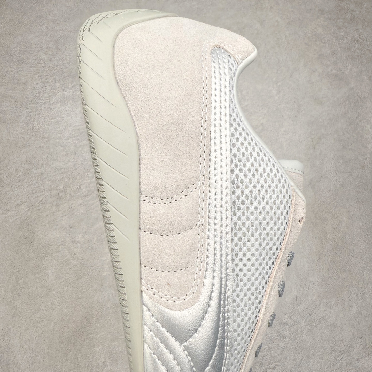 图片[6]-＃TG特价福利 PUMA Speedca OG 彪马极速赛车系列低帮德训风拼接复古百搭休闲运动赛车鞋 鞋款从80、90年代赛车手所穿的防火赛车鞋为原型，鞋身线条模仿了赛车的流线廓形，体现了空气动力学原理的结构。简约流畅的外观，恰好又和贯穿其中的Formstrip Logo融合恰到好处，视觉上细节丰富且协调。本次Speedcat OG鞋款归来，最大看点自然式保留了窄版鞋型以及薄底构造。这两年各品牌鞋底越做越厚，Speedcat反其道而行之，上脚几乎无鞋底的效果带来耳目一新的视觉体验。鞋面依旧是以质感细腻的麂皮材质打造，并且大面积近乎全包裹的使用，复古味道也愈发浓烈。配色上更是将最原始的黑色和红色带回，向F1赛车队的标志性队服致敬。相信让各位一眼种草的更多是出挑的大红色，上脚即可瞬间点亮整体造型，在以球鞋为核心的OOTD中脱颖而出。而另一款黑色则是低调的万金油，彰显新潮个性的同时又不喧宾夺主，也是热爱简约系穿搭朋友的首选。 尺码：35.5 36 37 37.5 38 38.5 39 40 40.5 41 42 42.5 43 44 44.5 45-选品中心