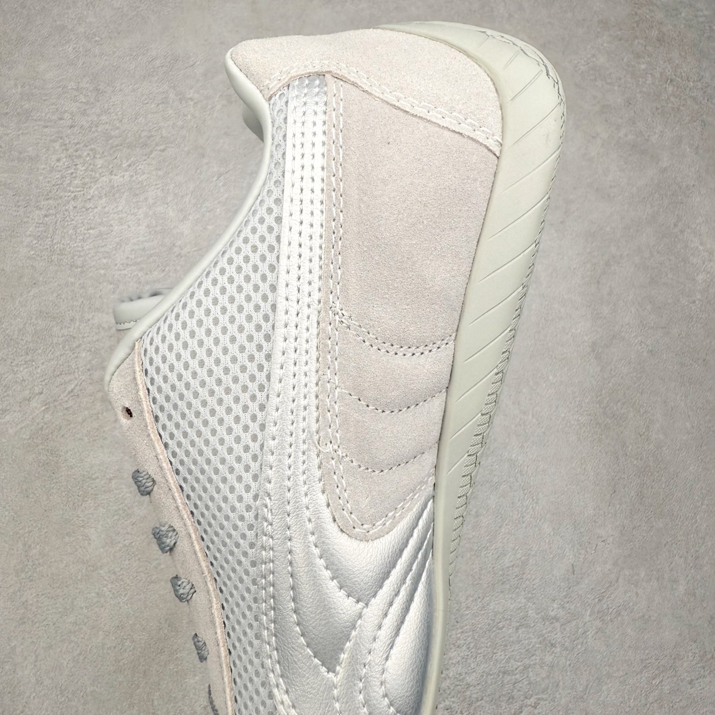 图片[7]-＃TG特价福利 PUMA Speedca OG 彪马极速赛车系列低帮德训风拼接复古百搭休闲运动赛车鞋 鞋款从80、90年代赛车手所穿的防火赛车鞋为原型，鞋身线条模仿了赛车的流线廓形，体现了空气动力学原理的结构。简约流畅的外观，恰好又和贯穿其中的Formstrip Logo融合恰到好处，视觉上细节丰富且协调。本次Speedcat OG鞋款归来，最大看点自然式保留了窄版鞋型以及薄底构造。这两年各品牌鞋底越做越厚，Speedcat反其道而行之，上脚几乎无鞋底的效果带来耳目一新的视觉体验。鞋面依旧是以质感细腻的麂皮材质打造，并且大面积近乎全包裹的使用，复古味道也愈发浓烈。配色上更是将最原始的黑色和红色带回，向F1赛车队的标志性队服致敬。相信让各位一眼种草的更多是出挑的大红色，上脚即可瞬间点亮整体造型，在以球鞋为核心的OOTD中脱颖而出。而另一款黑色则是低调的万金油，彰显新潮个性的同时又不喧宾夺主，也是热爱简约系穿搭朋友的首选。 尺码：35.5 36 37 37.5 38 38.5 39 40 40.5 41 42 42.5 43 44 44.5 45-选品中心