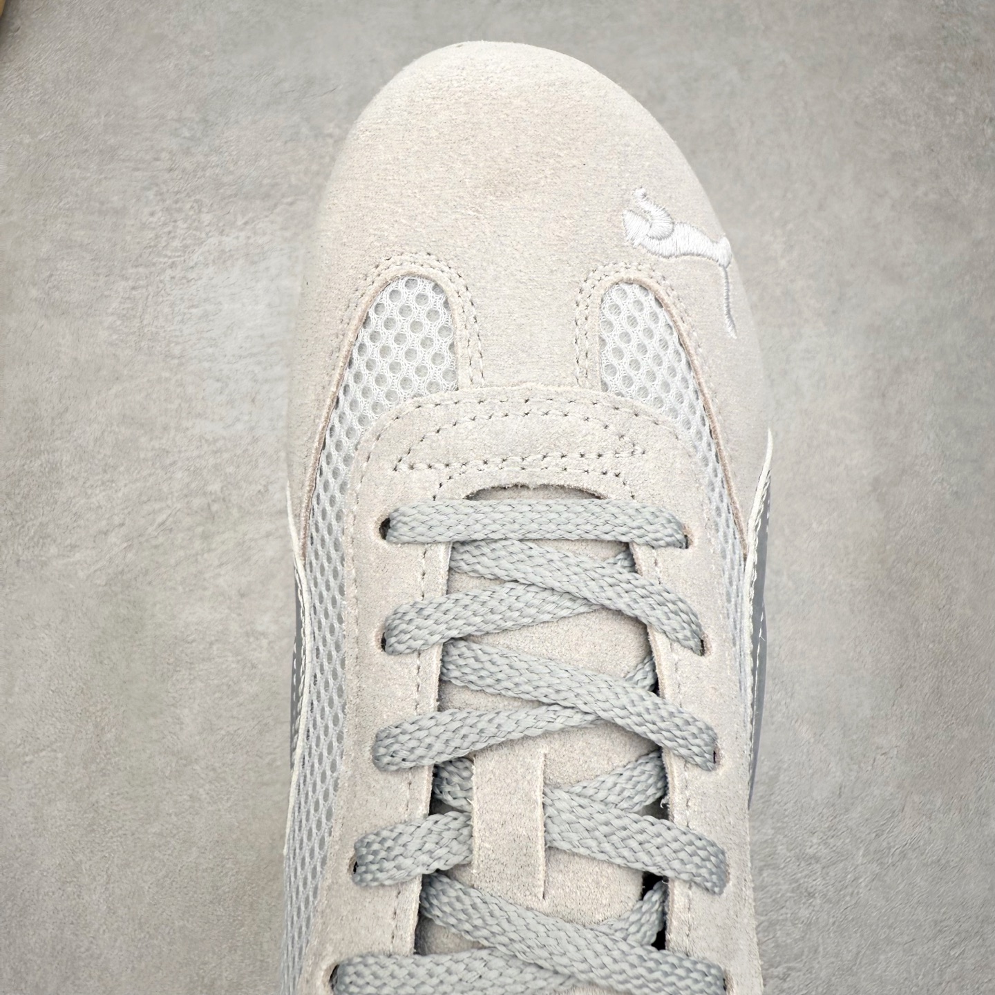 图片[4]-＃TG特价福利 PUMA Speedca OG 彪马极速赛车系列低帮德训风拼接复古百搭休闲运动赛车鞋 鞋款从80、90年代赛车手所穿的防火赛车鞋为原型，鞋身线条模仿了赛车的流线廓形，体现了空气动力学原理的结构。简约流畅的外观，恰好又和贯穿其中的Formstrip Logo融合恰到好处，视觉上细节丰富且协调。本次Speedcat OG鞋款归来，最大看点自然式保留了窄版鞋型以及薄底构造。这两年各品牌鞋底越做越厚，Speedcat反其道而行之，上脚几乎无鞋底的效果带来耳目一新的视觉体验。鞋面依旧是以质感细腻的麂皮材质打造，并且大面积近乎全包裹的使用，复古味道也愈发浓烈。配色上更是将最原始的黑色和红色带回，向F1赛车队的标志性队服致敬。相信让各位一眼种草的更多是出挑的大红色，上脚即可瞬间点亮整体造型，在以球鞋为核心的OOTD中脱颖而出。而另一款黑色则是低调的万金油，彰显新潮个性的同时又不喧宾夺主，也是热爱简约系穿搭朋友的首选。 尺码：35.5 36 37 37.5 38 38.5 39 40 40.5 41 42 42.5 43 44 44.5 45-选品中心