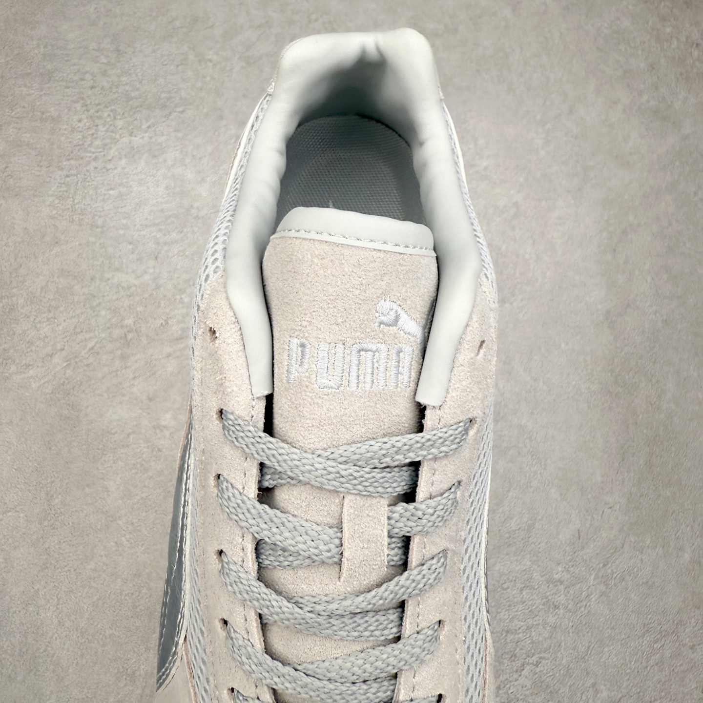 图片[5]-＃TG特价福利 PUMA Speedca OG 彪马极速赛车系列低帮德训风拼接复古百搭休闲运动赛车鞋 鞋款从80、90年代赛车手所穿的防火赛车鞋为原型，鞋身线条模仿了赛车的流线廓形，体现了空气动力学原理的结构。简约流畅的外观，恰好又和贯穿其中的Formstrip Logo融合恰到好处，视觉上细节丰富且协调。本次Speedcat OG鞋款归来，最大看点自然式保留了窄版鞋型以及薄底构造。这两年各品牌鞋底越做越厚，Speedcat反其道而行之，上脚几乎无鞋底的效果带来耳目一新的视觉体验。鞋面依旧是以质感细腻的麂皮材质打造，并且大面积近乎全包裹的使用，复古味道也愈发浓烈。配色上更是将最原始的黑色和红色带回，向F1赛车队的标志性队服致敬。相信让各位一眼种草的更多是出挑的大红色，上脚即可瞬间点亮整体造型，在以球鞋为核心的OOTD中脱颖而出。而另一款黑色则是低调的万金油，彰显新潮个性的同时又不喧宾夺主，也是热爱简约系穿搭朋友的首选。 尺码：35.5 36 37 37.5 38 38.5 39 40 40.5 41 42 42.5 43 44 44.5 45-选品中心