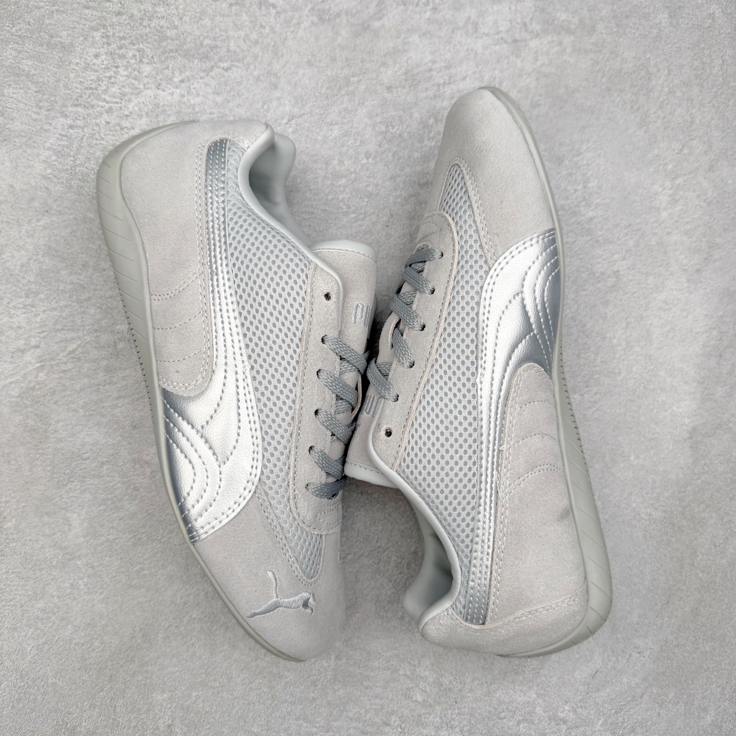 图片[3]-＃TG特价福利 PUMA Speedca OG 彪马极速赛车系列低帮德训风拼接复古百搭休闲运动赛车鞋 鞋款从80、90年代赛车手所穿的防火赛车鞋为原型，鞋身线条模仿了赛车的流线廓形，体现了空气动力学原理的结构。简约流畅的外观，恰好又和贯穿其中的Formstrip Logo融合恰到好处，视觉上细节丰富且协调。本次Speedcat OG鞋款归来，最大看点自然式保留了窄版鞋型以及薄底构造。这两年各品牌鞋底越做越厚，Speedcat反其道而行之，上脚几乎无鞋底的效果带来耳目一新的视觉体验。鞋面依旧是以质感细腻的麂皮材质打造，并且大面积近乎全包裹的使用，复古味道也愈发浓烈。配色上更是将最原始的黑色和红色带回，向F1赛车队的标志性队服致敬。相信让各位一眼种草的更多是出挑的大红色，上脚即可瞬间点亮整体造型，在以球鞋为核心的OOTD中脱颖而出。而另一款黑色则是低调的万金油，彰显新潮个性的同时又不喧宾夺主，也是热爱简约系穿搭朋友的首选。 尺码：35.5 36 37 37.5 38 38.5 39 40 40.5 41 42 42.5 43 44 44.5 45-选品中心