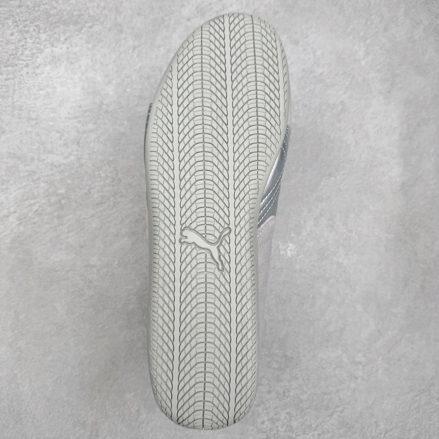 图片[9]-＃TG特价福利 PUMA Speedca OG 彪马极速赛车系列低帮德训风拼接复古百搭休闲运动赛车鞋 鞋款从80、90年代赛车手所穿的防火赛车鞋为原型，鞋身线条模仿了赛车的流线廓形，体现了空气动力学原理的结构。简约流畅的外观，恰好又和贯穿其中的Formstrip Logo融合恰到好处，视觉上细节丰富且协调。本次Speedcat OG鞋款归来，最大看点自然式保留了窄版鞋型以及薄底构造。这两年各品牌鞋底越做越厚，Speedcat反其道而行之，上脚几乎无鞋底的效果带来耳目一新的视觉体验。鞋面依旧是以质感细腻的麂皮材质打造，并且大面积近乎全包裹的使用，复古味道也愈发浓烈。配色上更是将最原始的黑色和红色带回，向F1赛车队的标志性队服致敬。相信让各位一眼种草的更多是出挑的大红色，上脚即可瞬间点亮整体造型，在以球鞋为核心的OOTD中脱颖而出。而另一款黑色则是低调的万金油，彰显新潮个性的同时又不喧宾夺主，也是热爱简约系穿搭朋友的首选。 尺码：35.5 36 37 37.5 38 38.5 39 40 40.5 41 42 42.5 43 44 44.5 45-选品中心