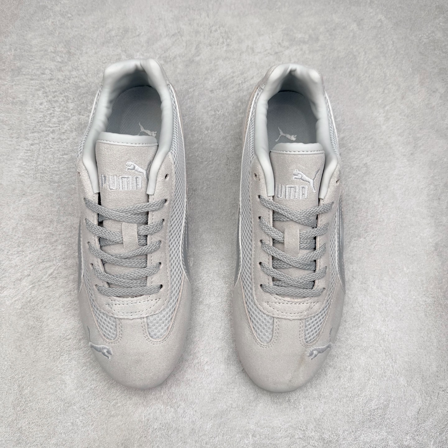 图片[2]-＃TG特价福利 PUMA Speedca OG 彪马极速赛车系列低帮德训风拼接复古百搭休闲运动赛车鞋 鞋款从80、90年代赛车手所穿的防火赛车鞋为原型，鞋身线条模仿了赛车的流线廓形，体现了空气动力学原理的结构。简约流畅的外观，恰好又和贯穿其中的Formstrip Logo融合恰到好处，视觉上细节丰富且协调。本次Speedcat OG鞋款归来，最大看点自然式保留了窄版鞋型以及薄底构造。这两年各品牌鞋底越做越厚，Speedcat反其道而行之，上脚几乎无鞋底的效果带来耳目一新的视觉体验。鞋面依旧是以质感细腻的麂皮材质打造，并且大面积近乎全包裹的使用，复古味道也愈发浓烈。配色上更是将最原始的黑色和红色带回，向F1赛车队的标志性队服致敬。相信让各位一眼种草的更多是出挑的大红色，上脚即可瞬间点亮整体造型，在以球鞋为核心的OOTD中脱颖而出。而另一款黑色则是低调的万金油，彰显新潮个性的同时又不喧宾夺主，也是热爱简约系穿搭朋友的首选。 尺码：35.5 36 37 37.5 38 38.5 39 40 40.5 41 42 42.5 43 44 44.5 45-选品中心