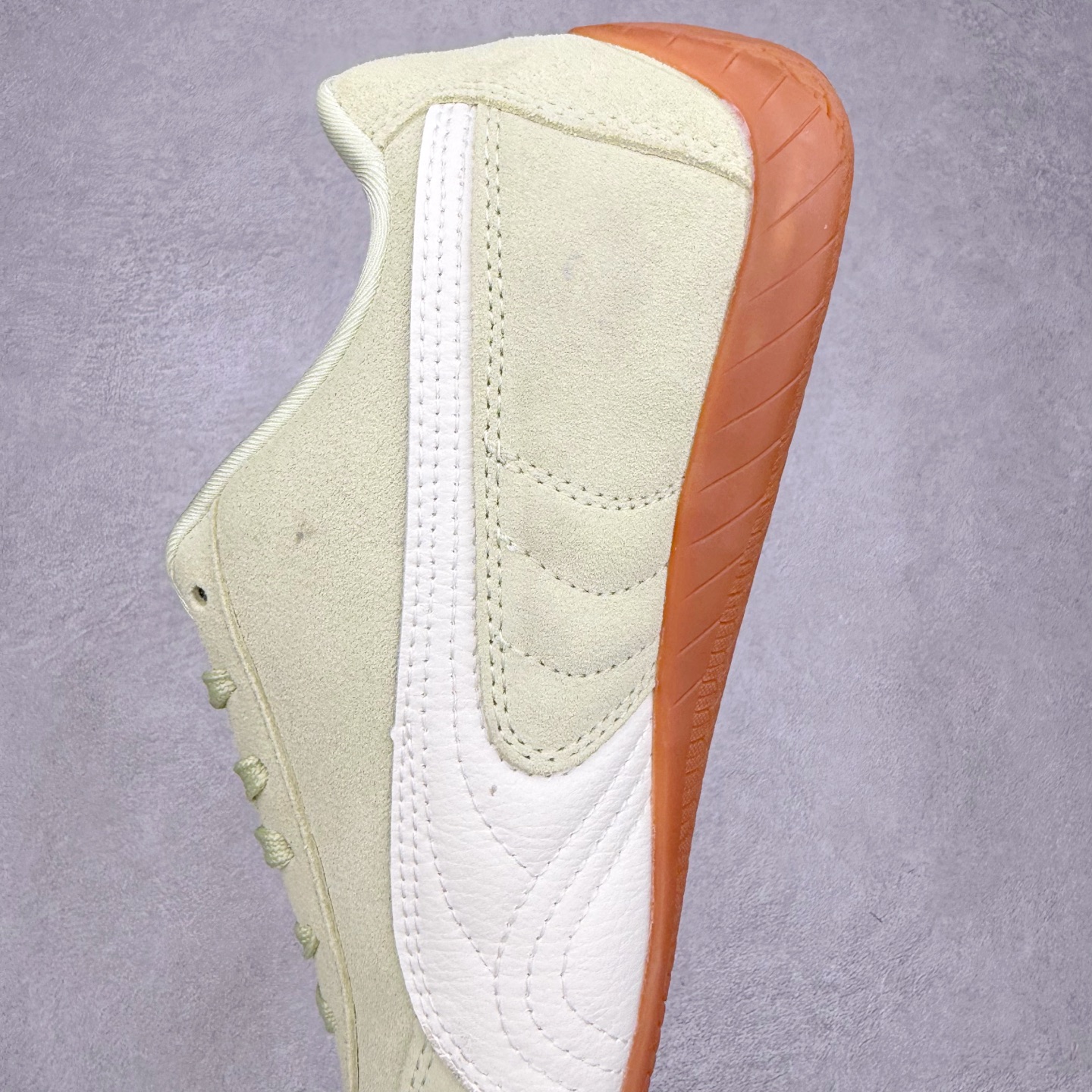 图片[7]-＃TG特价福利 PUMA Speedca OG 彪马极速赛车系列低帮德训风拼接复古百搭休闲运动赛车鞋 鞋款从80、90年代赛车手所穿的防火赛车鞋为原型，鞋身线条模仿了赛车的流线廓形，体现了空气动力学原理的结构。简约流畅的外观，恰好又和贯穿其中的Formstrip Logo融合恰到好处，视觉上细节丰富且协调。本次Speedcat OG鞋款归来，最大看点自然式保留了窄版鞋型以及薄底构造。这两年各品牌鞋底越做越厚，Speedcat反其道而行之，上脚几乎无鞋底的效果带来耳目一新的视觉体验。鞋面依旧是以质感细腻的麂皮材质打造，并且大面积近乎全包裹的使用，复古味道也愈发浓烈。配色上更是将最原始的黑色和红色带回，向F1赛车队的标志性队服致敬。相信让各位一眼种草的更多是出挑的大红色，上脚即可瞬间点亮整体造型，在以球鞋为核心的OOTD中脱颖而出。而另一款黑色则是低调的万金油，彰显新潮个性的同时又不喧宾夺主，也是热爱简约系穿搭朋友的首选。 尺码：35.5 36 37 37.5 38 38.5 39 40 40.5 41 42 42.5 43 44 44.5 45-选品中心