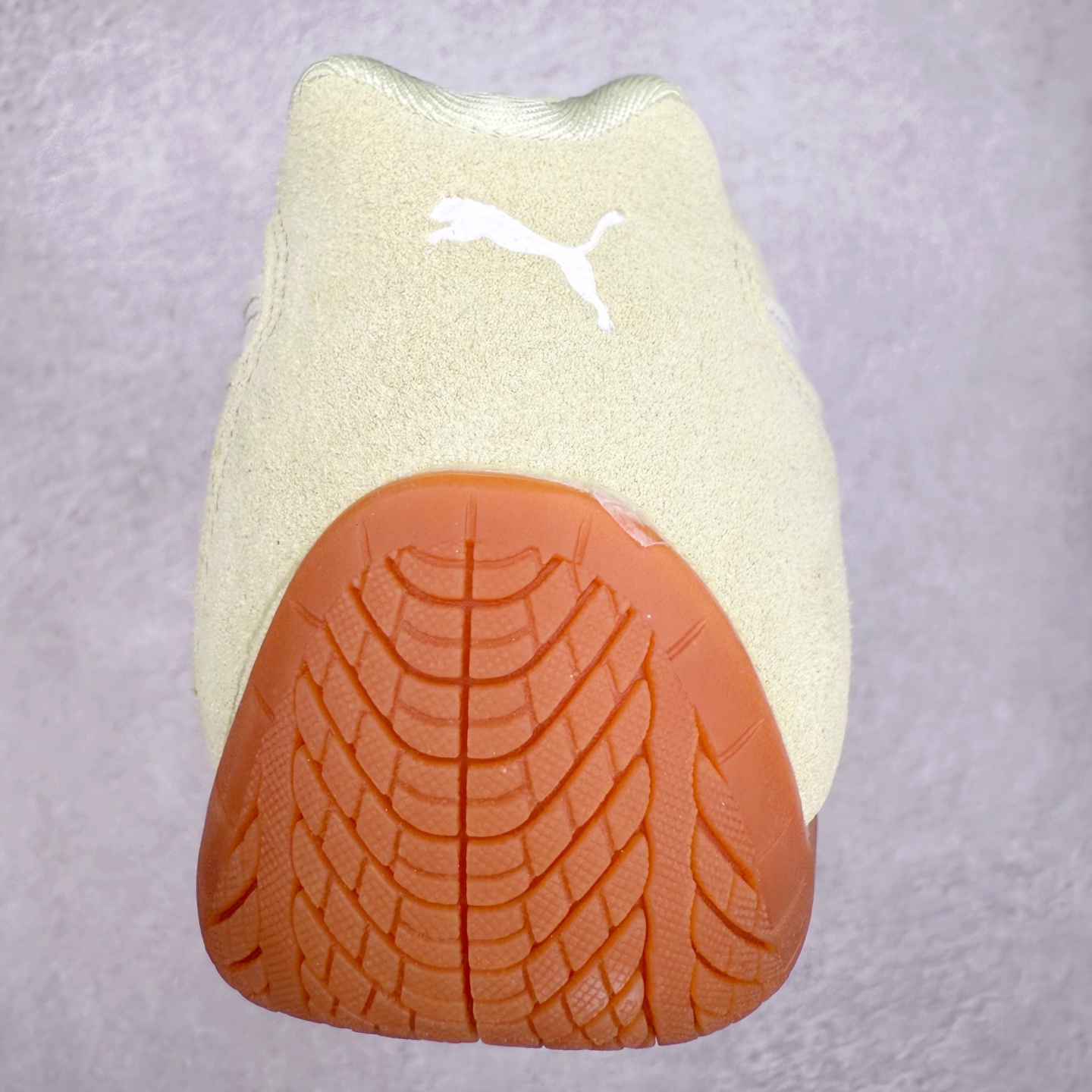 图片[8]-＃TG特价福利 PUMA Speedca OG 彪马极速赛车系列低帮德训风拼接复古百搭休闲运动赛车鞋 鞋款从80、90年代赛车手所穿的防火赛车鞋为原型，鞋身线条模仿了赛车的流线廓形，体现了空气动力学原理的结构。简约流畅的外观，恰好又和贯穿其中的Formstrip Logo融合恰到好处，视觉上细节丰富且协调。本次Speedcat OG鞋款归来，最大看点自然式保留了窄版鞋型以及薄底构造。这两年各品牌鞋底越做越厚，Speedcat反其道而行之，上脚几乎无鞋底的效果带来耳目一新的视觉体验。鞋面依旧是以质感细腻的麂皮材质打造，并且大面积近乎全包裹的使用，复古味道也愈发浓烈。配色上更是将最原始的黑色和红色带回，向F1赛车队的标志性队服致敬。相信让各位一眼种草的更多是出挑的大红色，上脚即可瞬间点亮整体造型，在以球鞋为核心的OOTD中脱颖而出。而另一款黑色则是低调的万金油，彰显新潮个性的同时又不喧宾夺主，也是热爱简约系穿搭朋友的首选。 尺码：35.5 36 37 37.5 38 38.5 39 40 40.5 41 42 42.5 43 44 44.5 45-选品中心