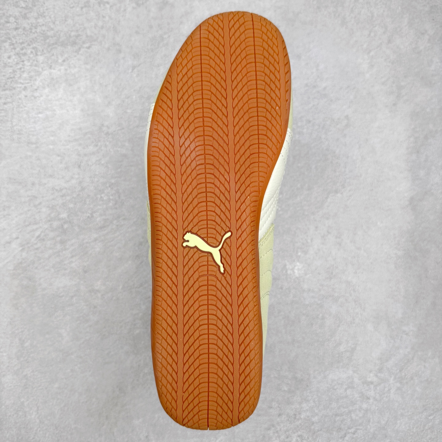 图片[9]-＃TG特价福利 PUMA Speedca OG 彪马极速赛车系列低帮德训风拼接复古百搭休闲运动赛车鞋 鞋款从80、90年代赛车手所穿的防火赛车鞋为原型，鞋身线条模仿了赛车的流线廓形，体现了空气动力学原理的结构。简约流畅的外观，恰好又和贯穿其中的Formstrip Logo融合恰到好处，视觉上细节丰富且协调。本次Speedcat OG鞋款归来，最大看点自然式保留了窄版鞋型以及薄底构造。这两年各品牌鞋底越做越厚，Speedcat反其道而行之，上脚几乎无鞋底的效果带来耳目一新的视觉体验。鞋面依旧是以质感细腻的麂皮材质打造，并且大面积近乎全包裹的使用，复古味道也愈发浓烈。配色上更是将最原始的黑色和红色带回，向F1赛车队的标志性队服致敬。相信让各位一眼种草的更多是出挑的大红色，上脚即可瞬间点亮整体造型，在以球鞋为核心的OOTD中脱颖而出。而另一款黑色则是低调的万金油，彰显新潮个性的同时又不喧宾夺主，也是热爱简约系穿搭朋友的首选。 尺码：35.5 36 37 37.5 38 38.5 39 40 40.5 41 42 42.5 43 44 44.5 45-选品中心