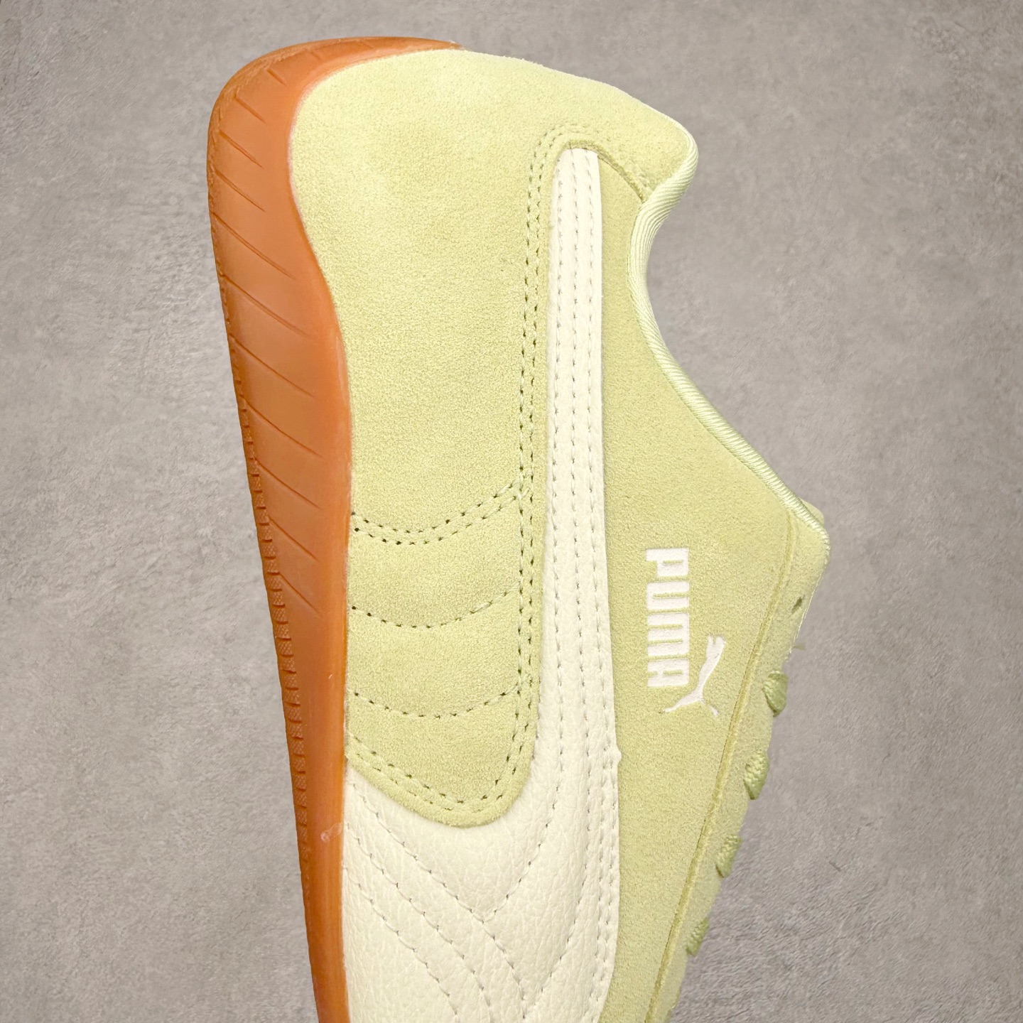 图片[6]-＃TG特价福利 PUMA Speedca OG 彪马极速赛车系列低帮德训风拼接复古百搭休闲运动赛车鞋 鞋款从80、90年代赛车手所穿的防火赛车鞋为原型，鞋身线条模仿了赛车的流线廓形，体现了空气动力学原理的结构。简约流畅的外观，恰好又和贯穿其中的Formstrip Logo融合恰到好处，视觉上细节丰富且协调。本次Speedcat OG鞋款归来，最大看点自然式保留了窄版鞋型以及薄底构造。这两年各品牌鞋底越做越厚，Speedcat反其道而行之，上脚几乎无鞋底的效果带来耳目一新的视觉体验。鞋面依旧是以质感细腻的麂皮材质打造，并且大面积近乎全包裹的使用，复古味道也愈发浓烈。配色上更是将最原始的黑色和红色带回，向F1赛车队的标志性队服致敬。相信让各位一眼种草的更多是出挑的大红色，上脚即可瞬间点亮整体造型，在以球鞋为核心的OOTD中脱颖而出。而另一款黑色则是低调的万金油，彰显新潮个性的同时又不喧宾夺主，也是热爱简约系穿搭朋友的首选。 尺码：35.5 36 37 37.5 38 38.5 39 40 40.5 41 42 42.5 43 44 44.5 45-选品中心