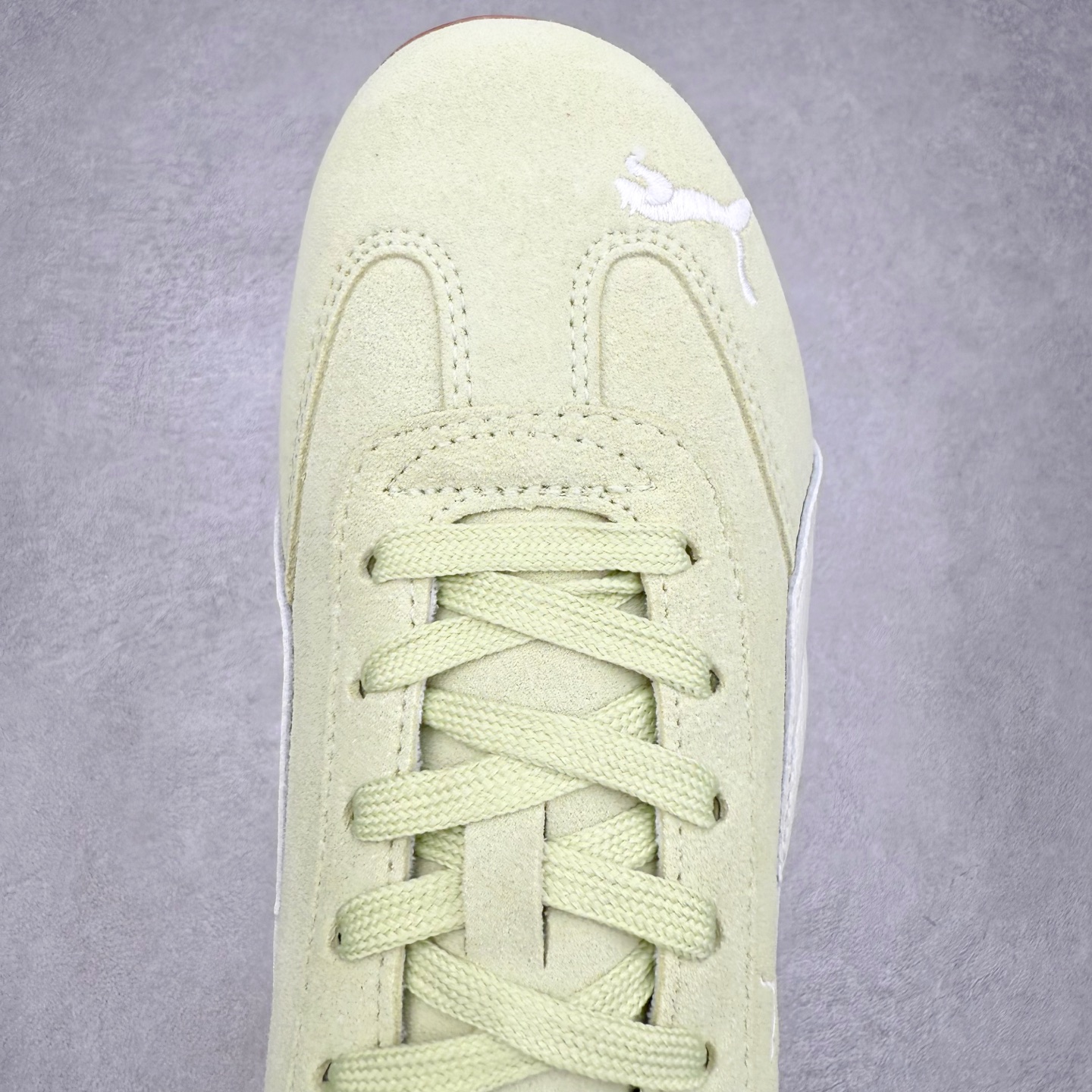 图片[4]-＃TG特价福利 PUMA Speedca OG 彪马极速赛车系列低帮德训风拼接复古百搭休闲运动赛车鞋 鞋款从80、90年代赛车手所穿的防火赛车鞋为原型，鞋身线条模仿了赛车的流线廓形，体现了空气动力学原理的结构。简约流畅的外观，恰好又和贯穿其中的Formstrip Logo融合恰到好处，视觉上细节丰富且协调。本次Speedcat OG鞋款归来，最大看点自然式保留了窄版鞋型以及薄底构造。这两年各品牌鞋底越做越厚，Speedcat反其道而行之，上脚几乎无鞋底的效果带来耳目一新的视觉体验。鞋面依旧是以质感细腻的麂皮材质打造，并且大面积近乎全包裹的使用，复古味道也愈发浓烈。配色上更是将最原始的黑色和红色带回，向F1赛车队的标志性队服致敬。相信让各位一眼种草的更多是出挑的大红色，上脚即可瞬间点亮整体造型，在以球鞋为核心的OOTD中脱颖而出。而另一款黑色则是低调的万金油，彰显新潮个性的同时又不喧宾夺主，也是热爱简约系穿搭朋友的首选。 尺码：35.5 36 37 37.5 38 38.5 39 40 40.5 41 42 42.5 43 44 44.5 45-选品中心