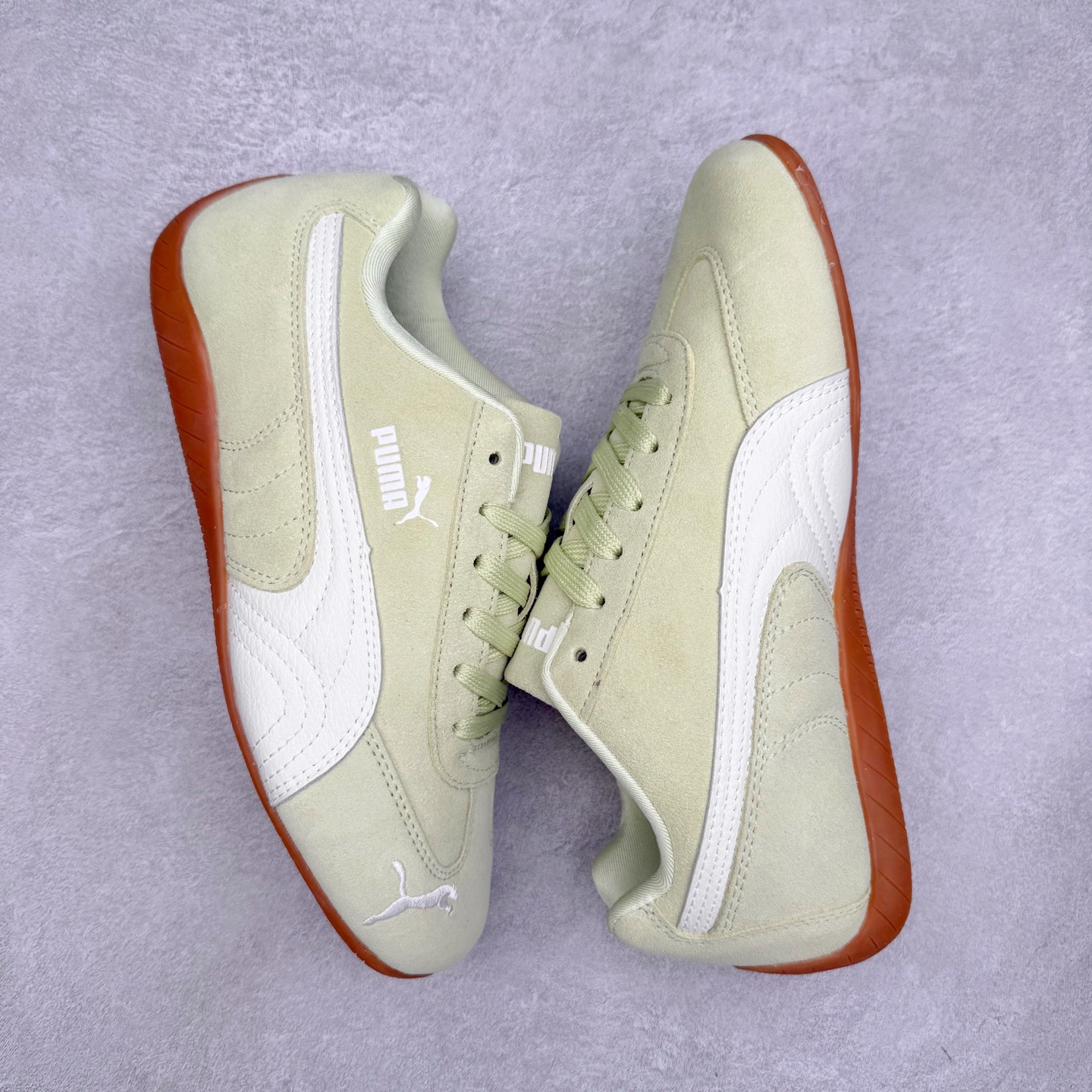 图片[3]-＃TG特价福利 PUMA Speedca OG 彪马极速赛车系列低帮德训风拼接复古百搭休闲运动赛车鞋 鞋款从80、90年代赛车手所穿的防火赛车鞋为原型，鞋身线条模仿了赛车的流线廓形，体现了空气动力学原理的结构。简约流畅的外观，恰好又和贯穿其中的Formstrip Logo融合恰到好处，视觉上细节丰富且协调。本次Speedcat OG鞋款归来，最大看点自然式保留了窄版鞋型以及薄底构造。这两年各品牌鞋底越做越厚，Speedcat反其道而行之，上脚几乎无鞋底的效果带来耳目一新的视觉体验。鞋面依旧是以质感细腻的麂皮材质打造，并且大面积近乎全包裹的使用，复古味道也愈发浓烈。配色上更是将最原始的黑色和红色带回，向F1赛车队的标志性队服致敬。相信让各位一眼种草的更多是出挑的大红色，上脚即可瞬间点亮整体造型，在以球鞋为核心的OOTD中脱颖而出。而另一款黑色则是低调的万金油，彰显新潮个性的同时又不喧宾夺主，也是热爱简约系穿搭朋友的首选。 尺码：35.5 36 37 37.5 38 38.5 39 40 40.5 41 42 42.5 43 44 44.5 45-选品中心