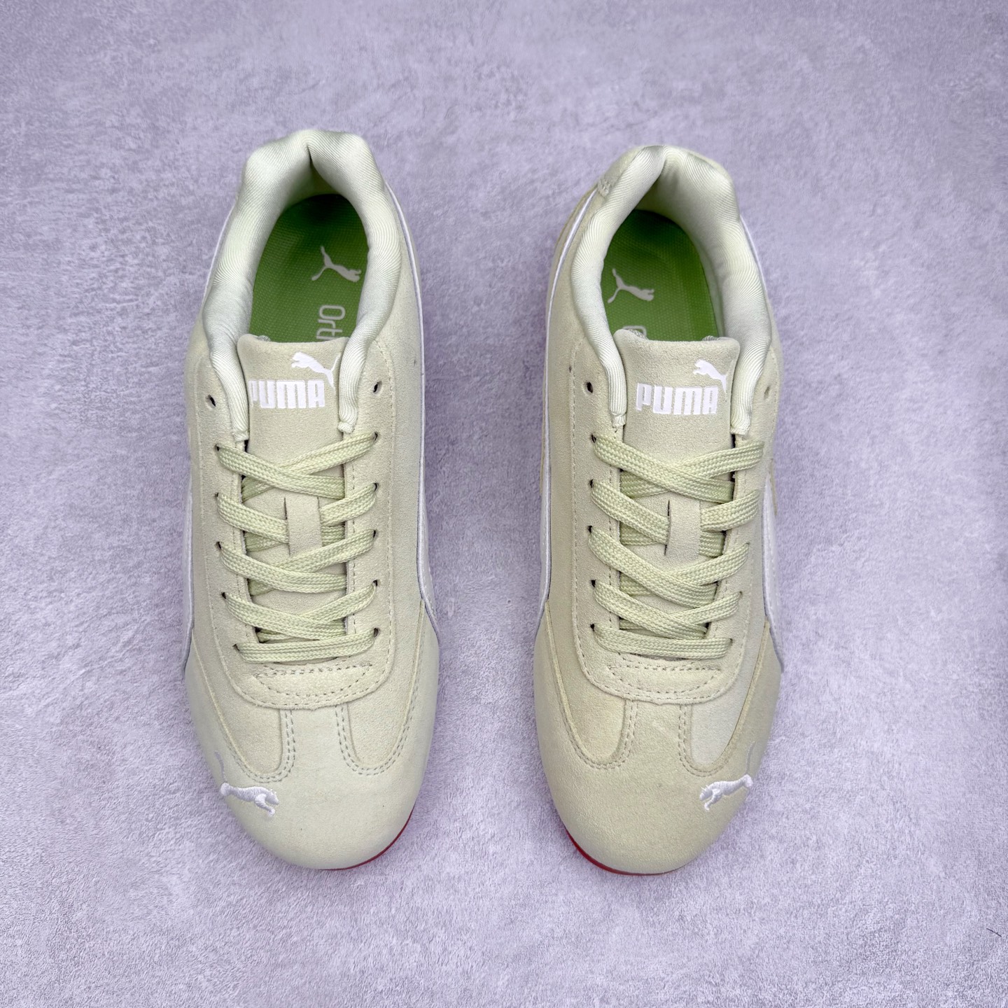 图片[2]-＃TG特价福利 PUMA Speedca OG 彪马极速赛车系列低帮德训风拼接复古百搭休闲运动赛车鞋 鞋款从80、90年代赛车手所穿的防火赛车鞋为原型，鞋身线条模仿了赛车的流线廓形，体现了空气动力学原理的结构。简约流畅的外观，恰好又和贯穿其中的Formstrip Logo融合恰到好处，视觉上细节丰富且协调。本次Speedcat OG鞋款归来，最大看点自然式保留了窄版鞋型以及薄底构造。这两年各品牌鞋底越做越厚，Speedcat反其道而行之，上脚几乎无鞋底的效果带来耳目一新的视觉体验。鞋面依旧是以质感细腻的麂皮材质打造，并且大面积近乎全包裹的使用，复古味道也愈发浓烈。配色上更是将最原始的黑色和红色带回，向F1赛车队的标志性队服致敬。相信让各位一眼种草的更多是出挑的大红色，上脚即可瞬间点亮整体造型，在以球鞋为核心的OOTD中脱颖而出。而另一款黑色则是低调的万金油，彰显新潮个性的同时又不喧宾夺主，也是热爱简约系穿搭朋友的首选。 尺码：35.5 36 37 37.5 38 38.5 39 40 40.5 41 42 42.5 43 44 44.5 45-选品中心