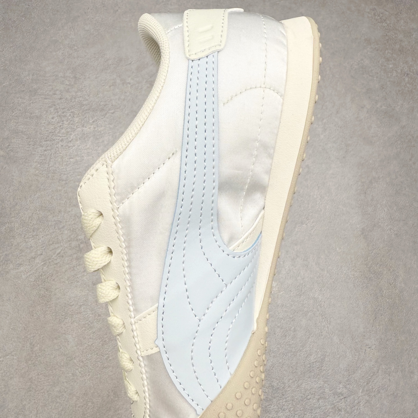 图片[7]-PUMA Bella UT Low 彪马贝拉UT系列低帮薄底德训复古风经典百搭休闲慢跑鞋 继将 Speedcat OG 带回后，近日 Puma 再以品牌档案室的经典鞋型 Bella OG 为蓝本，推出契合时下薄底球鞋趋势的 Bella UT 鞋款。自 21 世纪初问世以来，Bella OG 鞋型以其独特的薄底设计和上翻外底设计收获了众多年轻拥趸，更是 PUMA DNA 中不可磨灭的经典。此番重新推出的 Bella UT 鞋款，整体鞋面采用上乘皮革材质，并延续 Formstrip 设计语言；鞋头处采用精致的包头设计，搭配麂皮材质提升质感；鞋底部分保留 Bella 鞋款标志性的薄底和点状橡胶外底，上翘的设计包裹鞋面；鞋舌与鞋跟分别点缀美洲狮 Logo 与品牌字母 Logo。值得一提的是，本次 Bella UT 鞋款搭载 SOFTFOAM+ 鞋垫，兼顾美学设计与穿着舒适度。而配色上则提供白、黄、蓝、银、粉五款颜色。尺码：35.5 36 37 37.5 38 39 39.5 40 40.5 41 42 42.5 43 44 44.5 45-选品中心