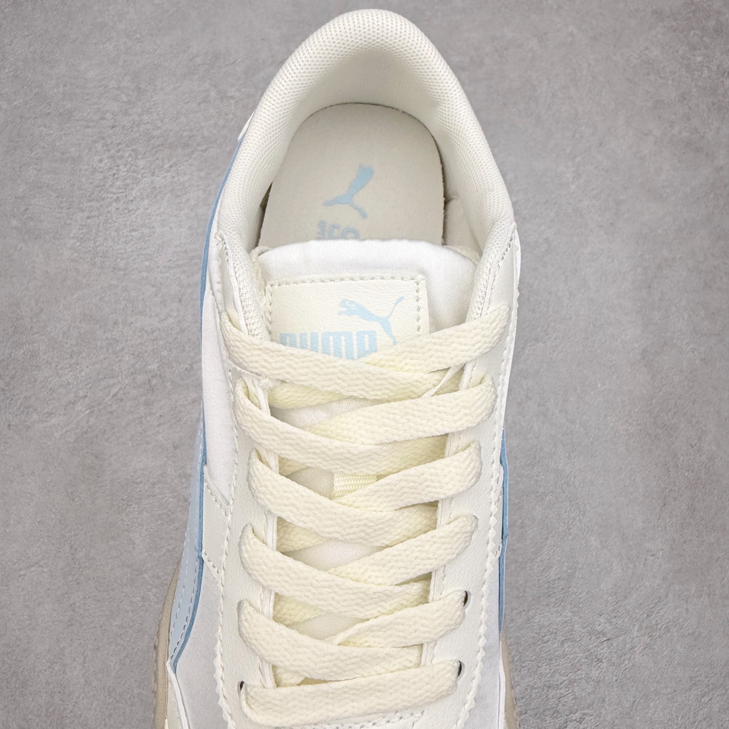 图片[5]-PUMA Bella UT Low 彪马贝拉UT系列低帮薄底德训复古风经典百搭休闲慢跑鞋 继将 Speedcat OG 带回后，近日 Puma 再以品牌档案室的经典鞋型 Bella OG 为蓝本，推出契合时下薄底球鞋趋势的 Bella UT 鞋款。自 21 世纪初问世以来，Bella OG 鞋型以其独特的薄底设计和上翻外底设计收获了众多年轻拥趸，更是 PUMA DNA 中不可磨灭的经典。此番重新推出的 Bella UT 鞋款，整体鞋面采用上乘皮革材质，并延续 Formstrip 设计语言；鞋头处采用精致的包头设计，搭配麂皮材质提升质感；鞋底部分保留 Bella 鞋款标志性的薄底和点状橡胶外底，上翘的设计包裹鞋面；鞋舌与鞋跟分别点缀美洲狮 Logo 与品牌字母 Logo。值得一提的是，本次 Bella UT 鞋款搭载 SOFTFOAM+ 鞋垫，兼顾美学设计与穿着舒适度。而配色上则提供白、黄、蓝、银、粉五款颜色。尺码：35.5 36 37 37.5 38 39 39.5 40 40.5 41 42 42.5 43 44 44.5 45-选品中心