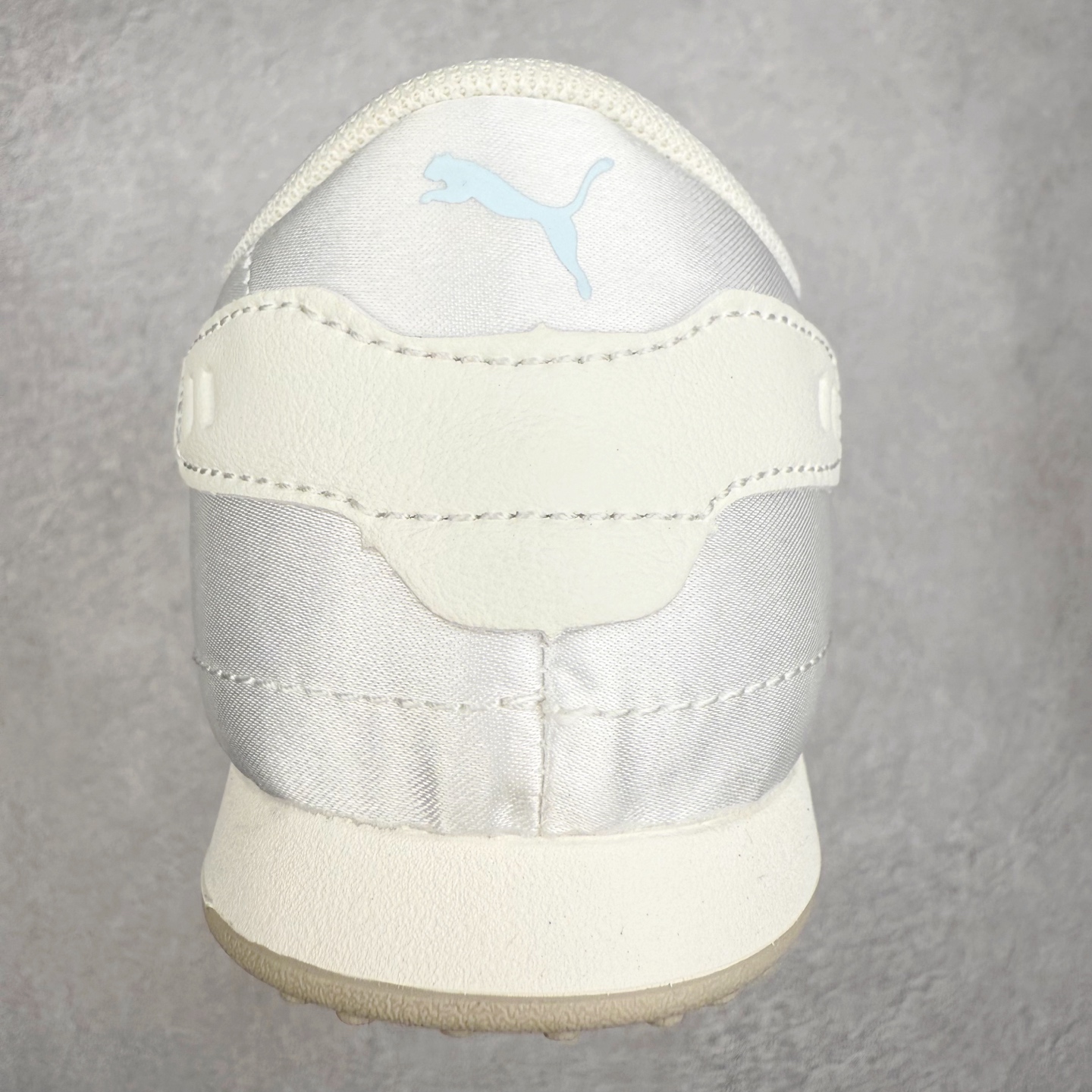 图片[8]-PUMA Bella UT Low 彪马贝拉UT系列低帮薄底德训复古风经典百搭休闲慢跑鞋 继将 Speedcat OG 带回后，近日 Puma 再以品牌档案室的经典鞋型 Bella OG 为蓝本，推出契合时下薄底球鞋趋势的 Bella UT 鞋款。自 21 世纪初问世以来，Bella OG 鞋型以其独特的薄底设计和上翻外底设计收获了众多年轻拥趸，更是 PUMA DNA 中不可磨灭的经典。此番重新推出的 Bella UT 鞋款，整体鞋面采用上乘皮革材质，并延续 Formstrip 设计语言；鞋头处采用精致的包头设计，搭配麂皮材质提升质感；鞋底部分保留 Bella 鞋款标志性的薄底和点状橡胶外底，上翘的设计包裹鞋面；鞋舌与鞋跟分别点缀美洲狮 Logo 与品牌字母 Logo。值得一提的是，本次 Bella UT 鞋款搭载 SOFTFOAM+ 鞋垫，兼顾美学设计与穿着舒适度。而配色上则提供白、黄、蓝、银、粉五款颜色。尺码：35.5 36 37 37.5 38 39 39.5 40 40.5 41 42 42.5 43 44 44.5 45-选品中心