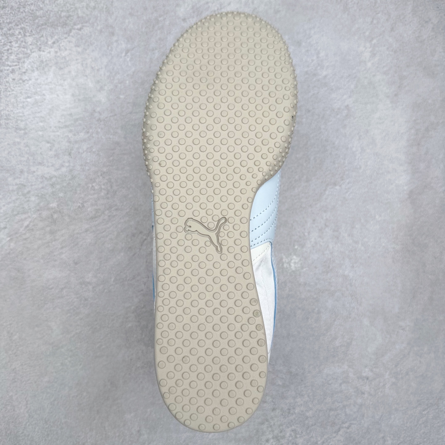 图片[9]-PUMA Bella UT Low 彪马贝拉UT系列低帮薄底德训复古风经典百搭休闲慢跑鞋 继将 Speedcat OG 带回后，近日 Puma 再以品牌档案室的经典鞋型 Bella OG 为蓝本，推出契合时下薄底球鞋趋势的 Bella UT 鞋款。自 21 世纪初问世以来，Bella OG 鞋型以其独特的薄底设计和上翻外底设计收获了众多年轻拥趸，更是 PUMA DNA 中不可磨灭的经典。此番重新推出的 Bella UT 鞋款，整体鞋面采用上乘皮革材质，并延续 Formstrip 设计语言；鞋头处采用精致的包头设计，搭配麂皮材质提升质感；鞋底部分保留 Bella 鞋款标志性的薄底和点状橡胶外底，上翘的设计包裹鞋面；鞋舌与鞋跟分别点缀美洲狮 Logo 与品牌字母 Logo。值得一提的是，本次 Bella UT 鞋款搭载 SOFTFOAM+ 鞋垫，兼顾美学设计与穿着舒适度。而配色上则提供白、黄、蓝、银、粉五款颜色。尺码：35.5 36 37 37.5 38 39 39.5 40 40.5 41 42 42.5 43 44 44.5 45-选品中心