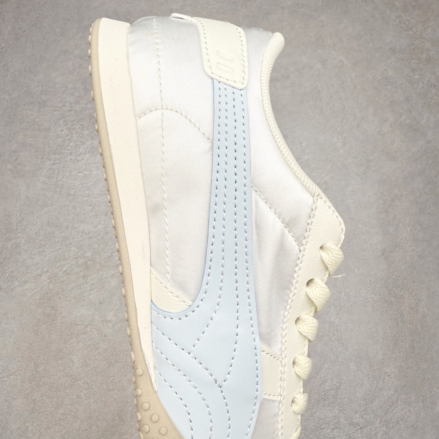 图片[6]-PUMA Bella UT Low 彪马贝拉UT系列低帮薄底德训复古风经典百搭休闲慢跑鞋 继将 Speedcat OG 带回后，近日 Puma 再以品牌档案室的经典鞋型 Bella OG 为蓝本，推出契合时下薄底球鞋趋势的 Bella UT 鞋款。自 21 世纪初问世以来，Bella OG 鞋型以其独特的薄底设计和上翻外底设计收获了众多年轻拥趸，更是 PUMA DNA 中不可磨灭的经典。此番重新推出的 Bella UT 鞋款，整体鞋面采用上乘皮革材质，并延续 Formstrip 设计语言；鞋头处采用精致的包头设计，搭配麂皮材质提升质感；鞋底部分保留 Bella 鞋款标志性的薄底和点状橡胶外底，上翘的设计包裹鞋面；鞋舌与鞋跟分别点缀美洲狮 Logo 与品牌字母 Logo。值得一提的是，本次 Bella UT 鞋款搭载 SOFTFOAM+ 鞋垫，兼顾美学设计与穿着舒适度。而配色上则提供白、黄、蓝、银、粉五款颜色。尺码：35.5 36 37 37.5 38 39 39.5 40 40.5 41 42 42.5 43 44 44.5 45-选品中心