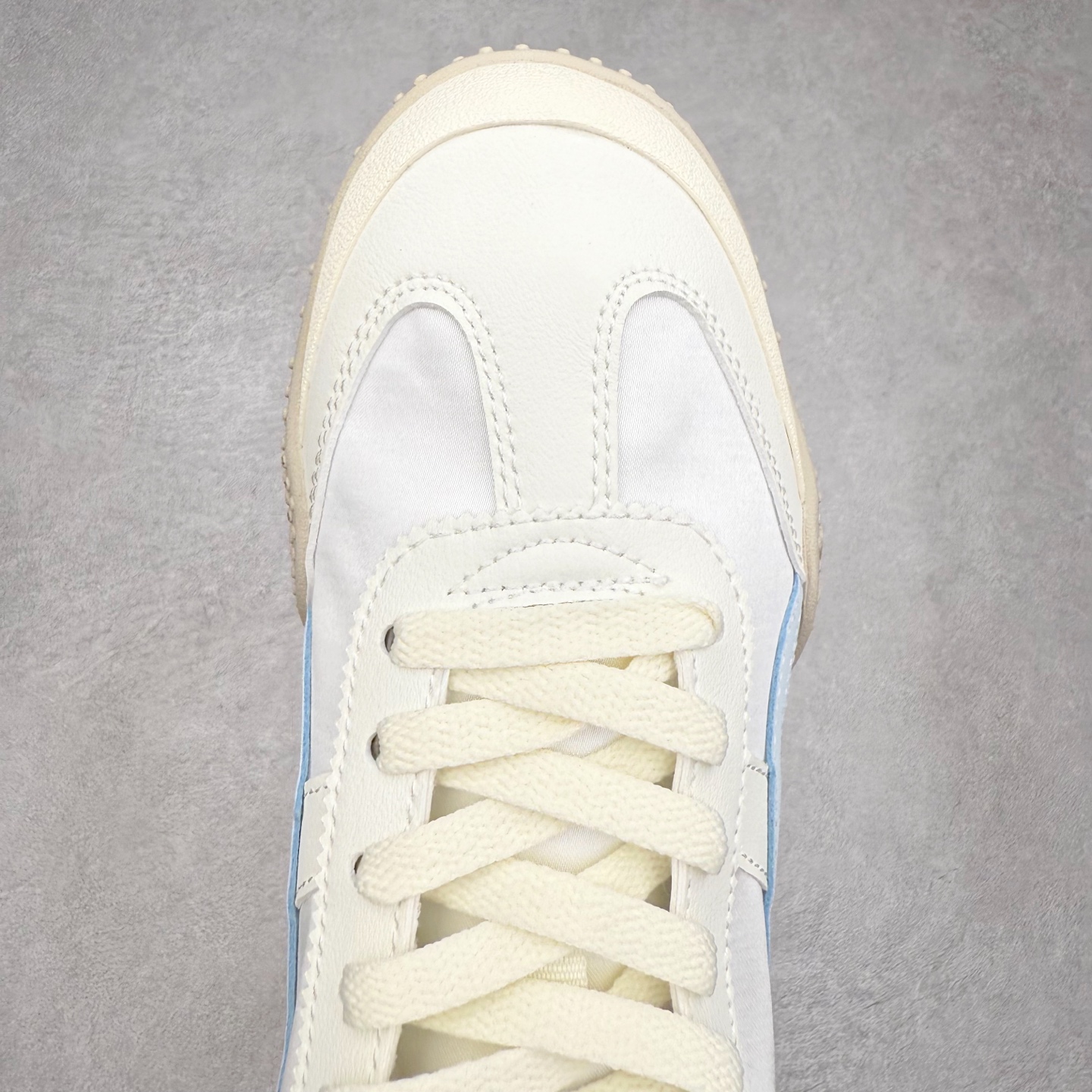 图片[4]-PUMA Bella UT Low 彪马贝拉UT系列低帮薄底德训复古风经典百搭休闲慢跑鞋 继将 Speedcat OG 带回后，近日 Puma 再以品牌档案室的经典鞋型 Bella OG 为蓝本，推出契合时下薄底球鞋趋势的 Bella UT 鞋款。自 21 世纪初问世以来，Bella OG 鞋型以其独特的薄底设计和上翻外底设计收获了众多年轻拥趸，更是 PUMA DNA 中不可磨灭的经典。此番重新推出的 Bella UT 鞋款，整体鞋面采用上乘皮革材质，并延续 Formstrip 设计语言；鞋头处采用精致的包头设计，搭配麂皮材质提升质感；鞋底部分保留 Bella 鞋款标志性的薄底和点状橡胶外底，上翘的设计包裹鞋面；鞋舌与鞋跟分别点缀美洲狮 Logo 与品牌字母 Logo。值得一提的是，本次 Bella UT 鞋款搭载 SOFTFOAM+ 鞋垫，兼顾美学设计与穿着舒适度。而配色上则提供白、黄、蓝、银、粉五款颜色。尺码：35.5 36 37 37.5 38 39 39.5 40 40.5 41 42 42.5 43 44 44.5 45-选品中心