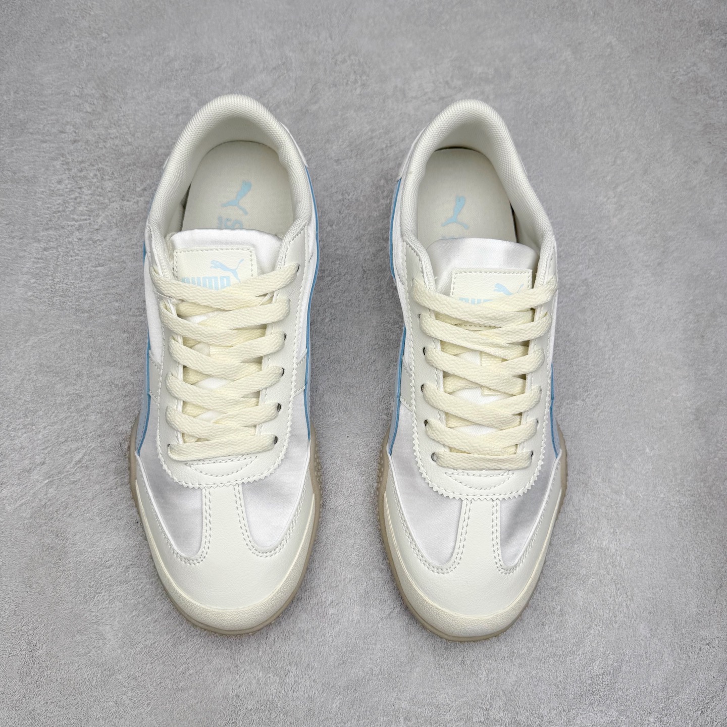 图片[2]-PUMA Bella UT Low 彪马贝拉UT系列低帮薄底德训复古风经典百搭休闲慢跑鞋 继将 Speedcat OG 带回后，近日 Puma 再以品牌档案室的经典鞋型 Bella OG 为蓝本，推出契合时下薄底球鞋趋势的 Bella UT 鞋款。自 21 世纪初问世以来，Bella OG 鞋型以其独特的薄底设计和上翻外底设计收获了众多年轻拥趸，更是 PUMA DNA 中不可磨灭的经典。此番重新推出的 Bella UT 鞋款，整体鞋面采用上乘皮革材质，并延续 Formstrip 设计语言；鞋头处采用精致的包头设计，搭配麂皮材质提升质感；鞋底部分保留 Bella 鞋款标志性的薄底和点状橡胶外底，上翘的设计包裹鞋面；鞋舌与鞋跟分别点缀美洲狮 Logo 与品牌字母 Logo。值得一提的是，本次 Bella UT 鞋款搭载 SOFTFOAM+ 鞋垫，兼顾美学设计与穿着舒适度。而配色上则提供白、黄、蓝、银、粉五款颜色。尺码：35.5 36 37 37.5 38 39 39.5 40 40.5 41 42 42.5 43 44 44.5 45-选品中心