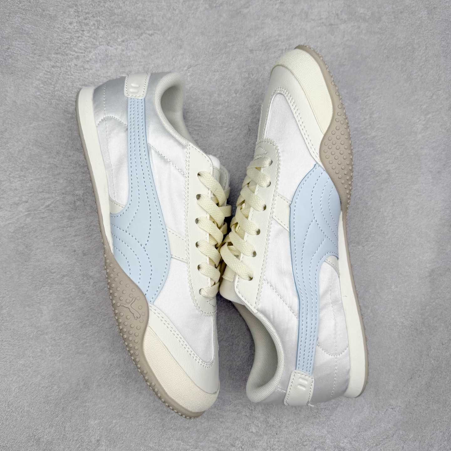 图片[3]-PUMA Bella UT Low 彪马贝拉UT系列低帮薄底德训复古风经典百搭休闲慢跑鞋 继将 Speedcat OG 带回后，近日 Puma 再以品牌档案室的经典鞋型 Bella OG 为蓝本，推出契合时下薄底球鞋趋势的 Bella UT 鞋款。自 21 世纪初问世以来，Bella OG 鞋型以其独特的薄底设计和上翻外底设计收获了众多年轻拥趸，更是 PUMA DNA 中不可磨灭的经典。此番重新推出的 Bella UT 鞋款，整体鞋面采用上乘皮革材质，并延续 Formstrip 设计语言；鞋头处采用精致的包头设计，搭配麂皮材质提升质感；鞋底部分保留 Bella 鞋款标志性的薄底和点状橡胶外底，上翘的设计包裹鞋面；鞋舌与鞋跟分别点缀美洲狮 Logo 与品牌字母 Logo。值得一提的是，本次 Bella UT 鞋款搭载 SOFTFOAM+ 鞋垫，兼顾美学设计与穿着舒适度。而配色上则提供白、黄、蓝、银、粉五款颜色。尺码：35.5 36 37 37.5 38 39 39.5 40 40.5 41 42 42.5 43 44 44.5 45-选品中心