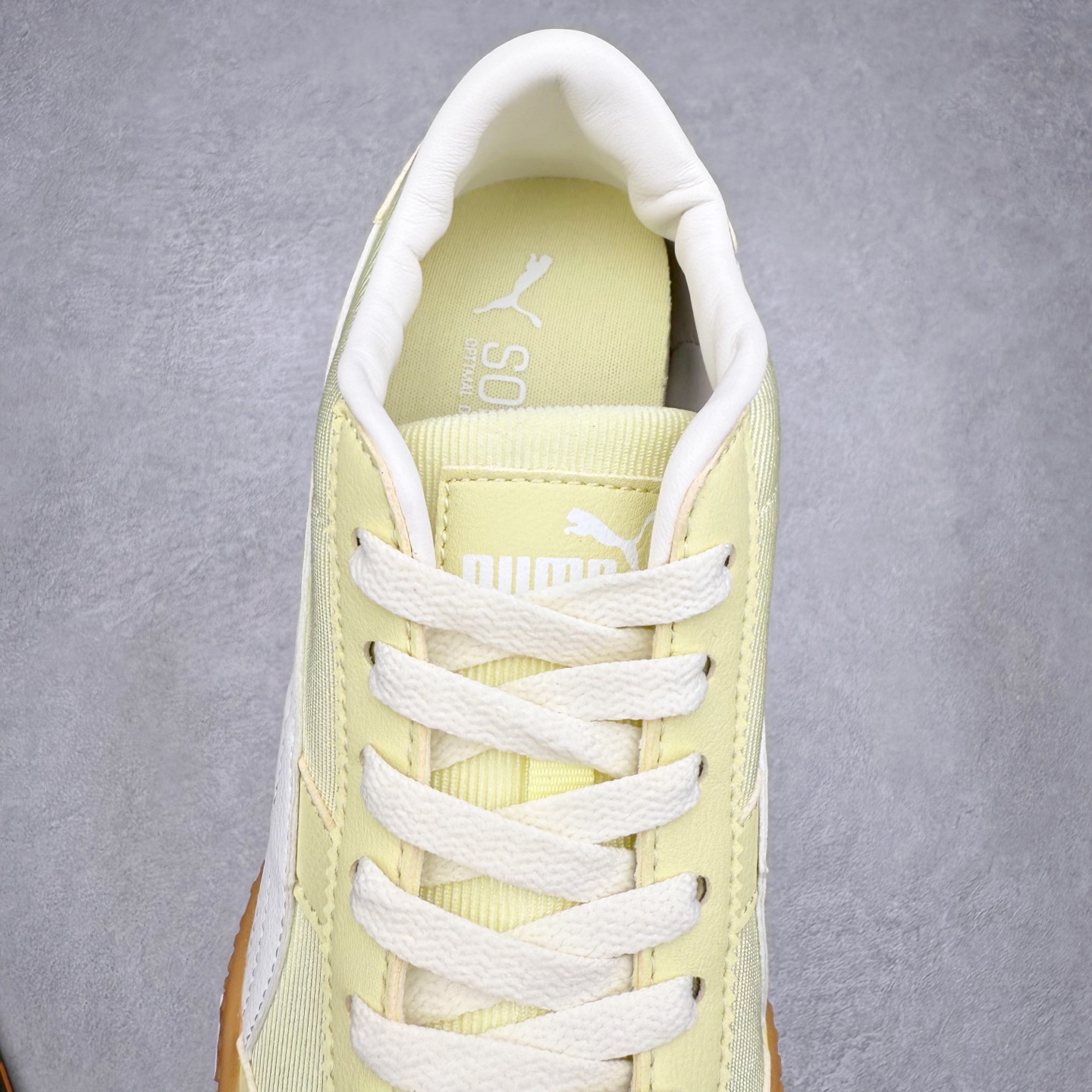 图片[5]-PUMA Bella UT Low 彪马贝拉UT系列低帮薄底德训复古风经典百搭休闲慢跑鞋 继将 Speedcat OG 带回后，近日 Puma 再以品牌档案室的经典鞋型 Bella OG 为蓝本，推出契合时下薄底球鞋趋势的 Bella UT 鞋款。自 21 世纪初问世以来，Bella OG 鞋型以其独特的薄底设计和上翻外底设计收获了众多年轻拥趸，更是 PUMA DNA 中不可磨灭的经典。此番重新推出的 Bella UT 鞋款，整体鞋面采用上乘皮革材质，并延续 Formstrip 设计语言；鞋头处采用精致的包头设计，搭配麂皮材质提升质感；鞋底部分保留 Bella 鞋款标志性的薄底和点状橡胶外底，上翘的设计包裹鞋面；鞋舌与鞋跟分别点缀美洲狮 Logo 与品牌字母 Logo。值得一提的是，本次 Bella UT 鞋款搭载 SOFTFOAM+ 鞋垫，兼顾美学设计与穿着舒适度。而配色上则提供白、黄、蓝、银、粉五款颜色。尺码：35.5 36 37 37.5 38 39 39.5 40 40.5 41 42 42.5 43 44 44.5 45-选品中心