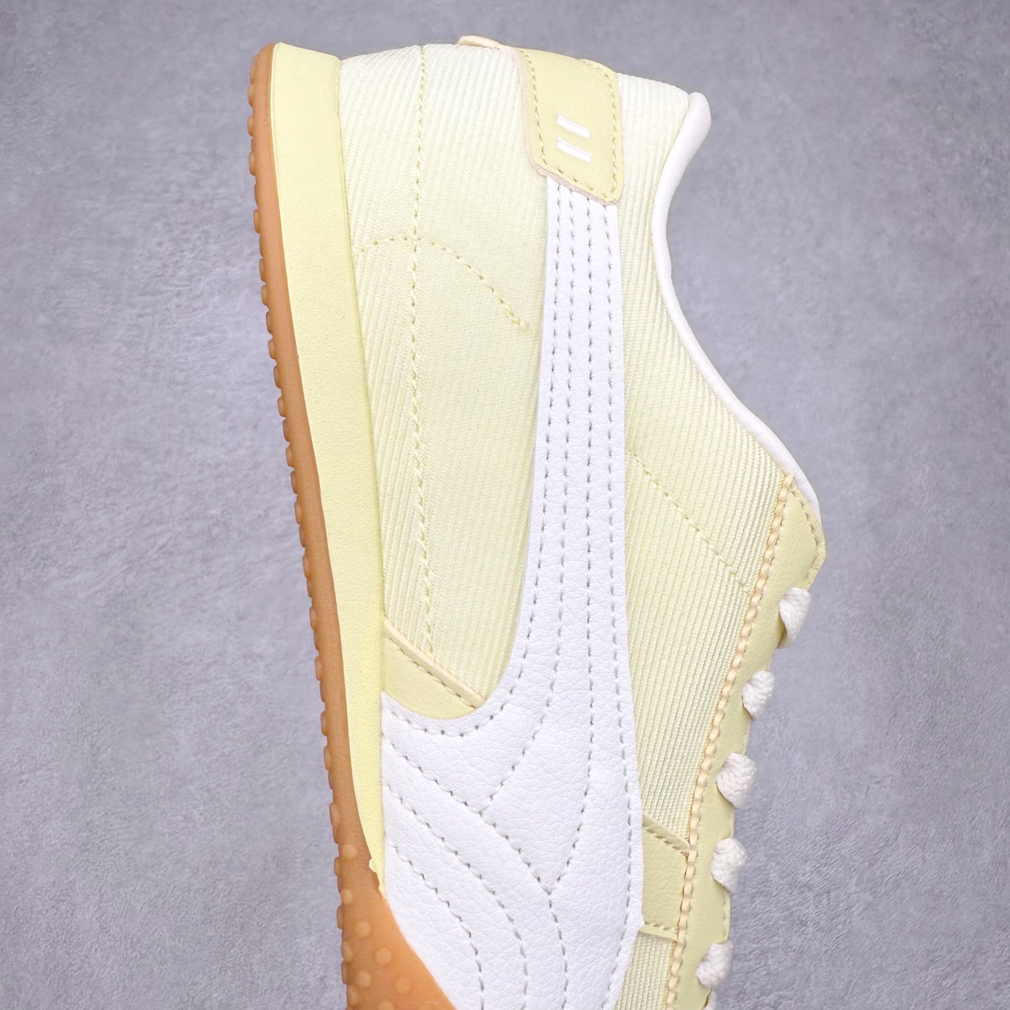 图片[6]-PUMA Bella UT Low 彪马贝拉UT系列低帮薄底德训复古风经典百搭休闲慢跑鞋 继将 Speedcat OG 带回后，近日 Puma 再以品牌档案室的经典鞋型 Bella OG 为蓝本，推出契合时下薄底球鞋趋势的 Bella UT 鞋款。自 21 世纪初问世以来，Bella OG 鞋型以其独特的薄底设计和上翻外底设计收获了众多年轻拥趸，更是 PUMA DNA 中不可磨灭的经典。此番重新推出的 Bella UT 鞋款，整体鞋面采用上乘皮革材质，并延续 Formstrip 设计语言；鞋头处采用精致的包头设计，搭配麂皮材质提升质感；鞋底部分保留 Bella 鞋款标志性的薄底和点状橡胶外底，上翘的设计包裹鞋面；鞋舌与鞋跟分别点缀美洲狮 Logo 与品牌字母 Logo。值得一提的是，本次 Bella UT 鞋款搭载 SOFTFOAM+ 鞋垫，兼顾美学设计与穿着舒适度。而配色上则提供白、黄、蓝、银、粉五款颜色。尺码：35.5 36 37 37.5 38 39 39.5 40 40.5 41 42 42.5 43 44 44.5 45-选品中心