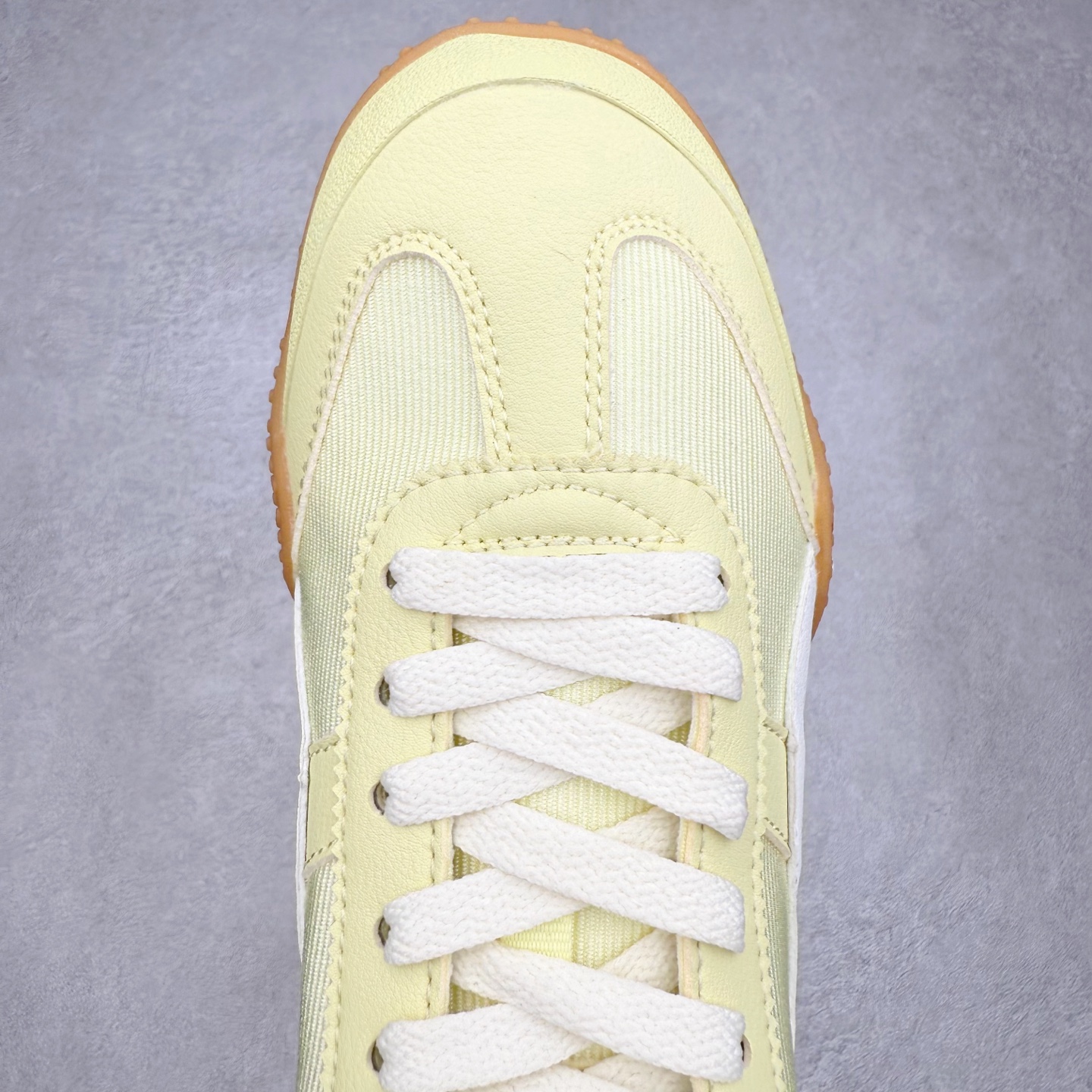 图片[4]-PUMA Bella UT Low 彪马贝拉UT系列低帮薄底德训复古风经典百搭休闲慢跑鞋 继将 Speedcat OG 带回后，近日 Puma 再以品牌档案室的经典鞋型 Bella OG 为蓝本，推出契合时下薄底球鞋趋势的 Bella UT 鞋款。自 21 世纪初问世以来，Bella OG 鞋型以其独特的薄底设计和上翻外底设计收获了众多年轻拥趸，更是 PUMA DNA 中不可磨灭的经典。此番重新推出的 Bella UT 鞋款，整体鞋面采用上乘皮革材质，并延续 Formstrip 设计语言；鞋头处采用精致的包头设计，搭配麂皮材质提升质感；鞋底部分保留 Bella 鞋款标志性的薄底和点状橡胶外底，上翘的设计包裹鞋面；鞋舌与鞋跟分别点缀美洲狮 Logo 与品牌字母 Logo。值得一提的是，本次 Bella UT 鞋款搭载 SOFTFOAM+ 鞋垫，兼顾美学设计与穿着舒适度。而配色上则提供白、黄、蓝、银、粉五款颜色。尺码：35.5 36 37 37.5 38 39 39.5 40 40.5 41 42 42.5 43 44 44.5 45-选品中心