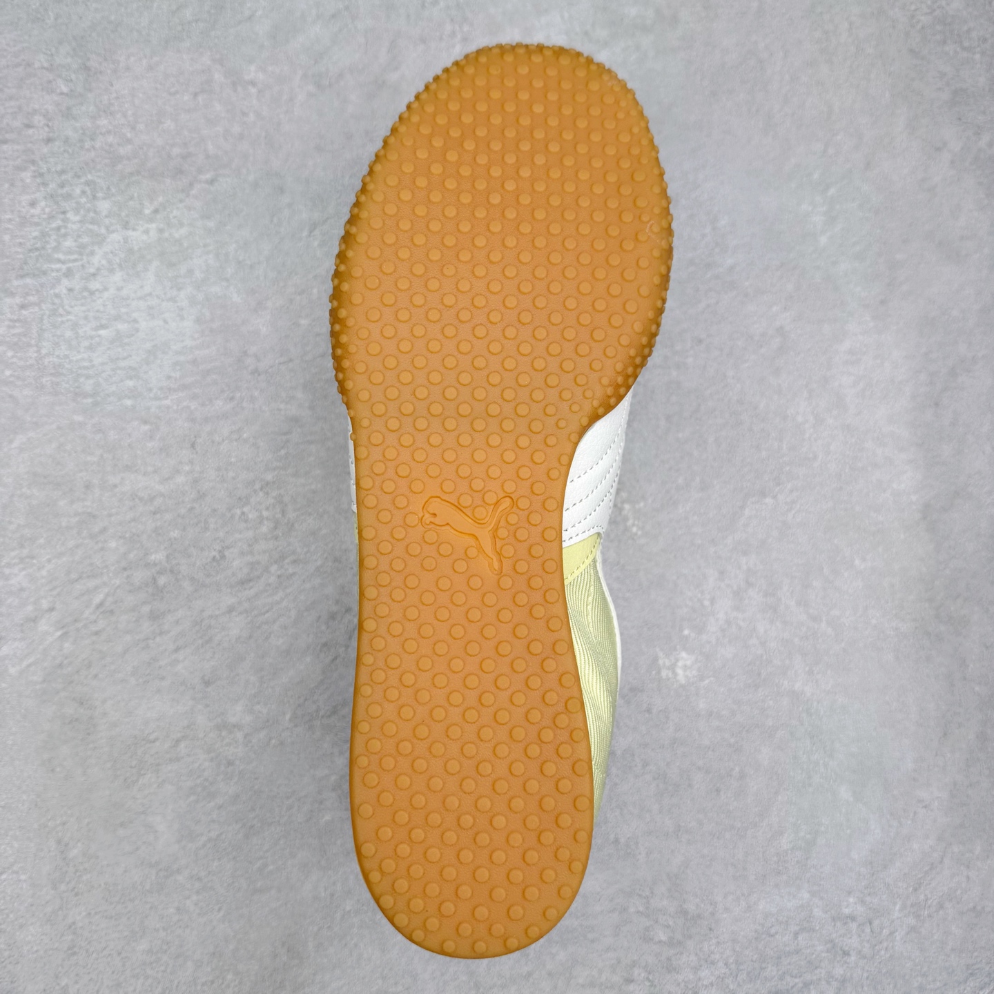 图片[9]-PUMA Bella UT Low 彪马贝拉UT系列低帮薄底德训复古风经典百搭休闲慢跑鞋 继将 Speedcat OG 带回后，近日 Puma 再以品牌档案室的经典鞋型 Bella OG 为蓝本，推出契合时下薄底球鞋趋势的 Bella UT 鞋款。自 21 世纪初问世以来，Bella OG 鞋型以其独特的薄底设计和上翻外底设计收获了众多年轻拥趸，更是 PUMA DNA 中不可磨灭的经典。此番重新推出的 Bella UT 鞋款，整体鞋面采用上乘皮革材质，并延续 Formstrip 设计语言；鞋头处采用精致的包头设计，搭配麂皮材质提升质感；鞋底部分保留 Bella 鞋款标志性的薄底和点状橡胶外底，上翘的设计包裹鞋面；鞋舌与鞋跟分别点缀美洲狮 Logo 与品牌字母 Logo。值得一提的是，本次 Bella UT 鞋款搭载 SOFTFOAM+ 鞋垫，兼顾美学设计与穿着舒适度。而配色上则提供白、黄、蓝、银、粉五款颜色。尺码：35.5 36 37 37.5 38 39 39.5 40 40.5 41 42 42.5 43 44 44.5 45-选品中心