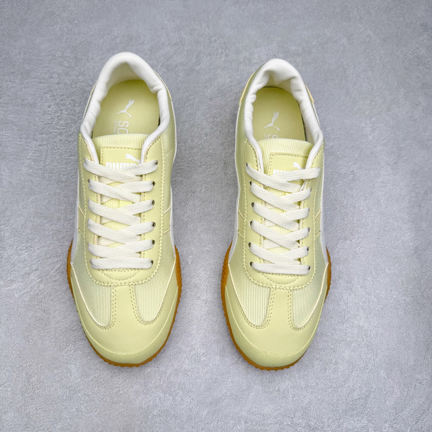 图片[2]-PUMA Bella UT Low 彪马贝拉UT系列低帮薄底德训复古风经典百搭休闲慢跑鞋 继将 Speedcat OG 带回后，近日 Puma 再以品牌档案室的经典鞋型 Bella OG 为蓝本，推出契合时下薄底球鞋趋势的 Bella UT 鞋款。自 21 世纪初问世以来，Bella OG 鞋型以其独特的薄底设计和上翻外底设计收获了众多年轻拥趸，更是 PUMA DNA 中不可磨灭的经典。此番重新推出的 Bella UT 鞋款，整体鞋面采用上乘皮革材质，并延续 Formstrip 设计语言；鞋头处采用精致的包头设计，搭配麂皮材质提升质感；鞋底部分保留 Bella 鞋款标志性的薄底和点状橡胶外底，上翘的设计包裹鞋面；鞋舌与鞋跟分别点缀美洲狮 Logo 与品牌字母 Logo。值得一提的是，本次 Bella UT 鞋款搭载 SOFTFOAM+ 鞋垫，兼顾美学设计与穿着舒适度。而配色上则提供白、黄、蓝、银、粉五款颜色。尺码：35.5 36 37 37.5 38 39 39.5 40 40.5 41 42 42.5 43 44 44.5 45-选品中心