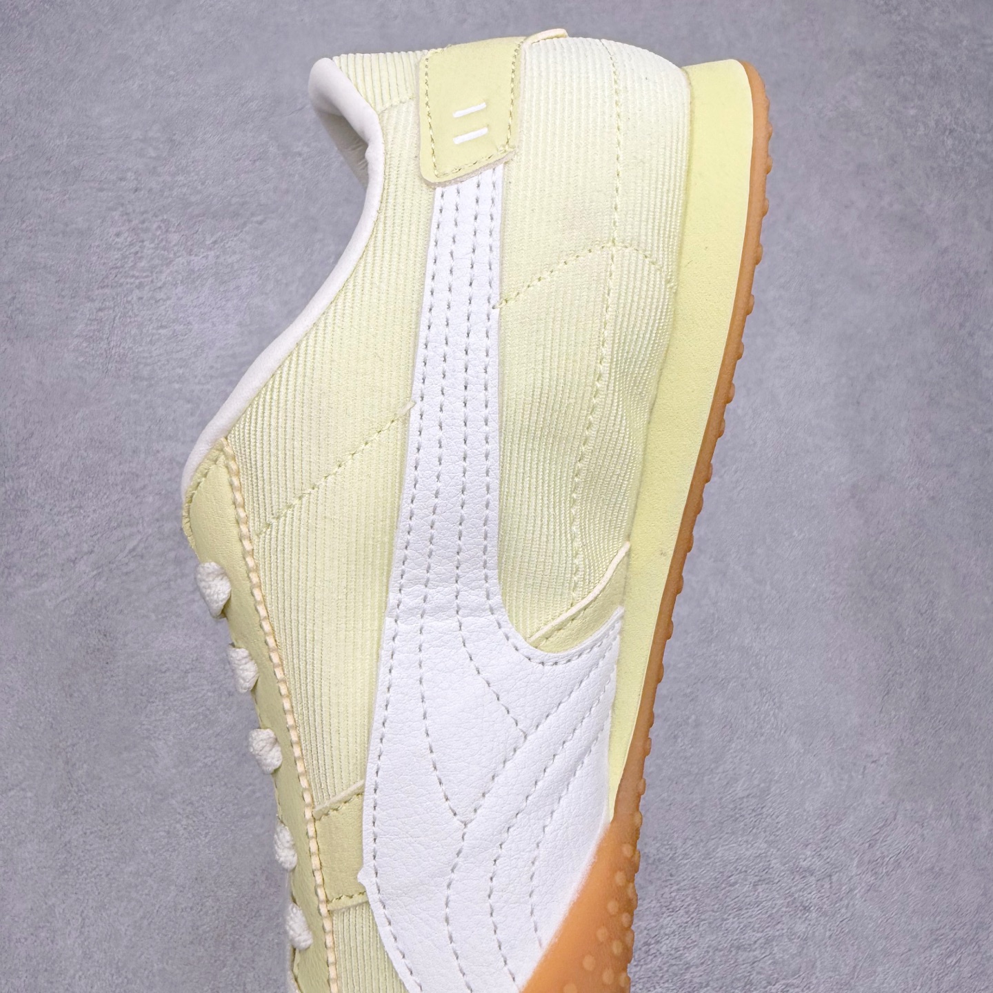 图片[7]-PUMA Bella UT Low 彪马贝拉UT系列低帮薄底德训复古风经典百搭休闲慢跑鞋 继将 Speedcat OG 带回后，近日 Puma 再以品牌档案室的经典鞋型 Bella OG 为蓝本，推出契合时下薄底球鞋趋势的 Bella UT 鞋款。自 21 世纪初问世以来，Bella OG 鞋型以其独特的薄底设计和上翻外底设计收获了众多年轻拥趸，更是 PUMA DNA 中不可磨灭的经典。此番重新推出的 Bella UT 鞋款，整体鞋面采用上乘皮革材质，并延续 Formstrip 设计语言；鞋头处采用精致的包头设计，搭配麂皮材质提升质感；鞋底部分保留 Bella 鞋款标志性的薄底和点状橡胶外底，上翘的设计包裹鞋面；鞋舌与鞋跟分别点缀美洲狮 Logo 与品牌字母 Logo。值得一提的是，本次 Bella UT 鞋款搭载 SOFTFOAM+ 鞋垫，兼顾美学设计与穿着舒适度。而配色上则提供白、黄、蓝、银、粉五款颜色。尺码：35.5 36 37 37.5 38 39 39.5 40 40.5 41 42 42.5 43 44 44.5 45-选品中心